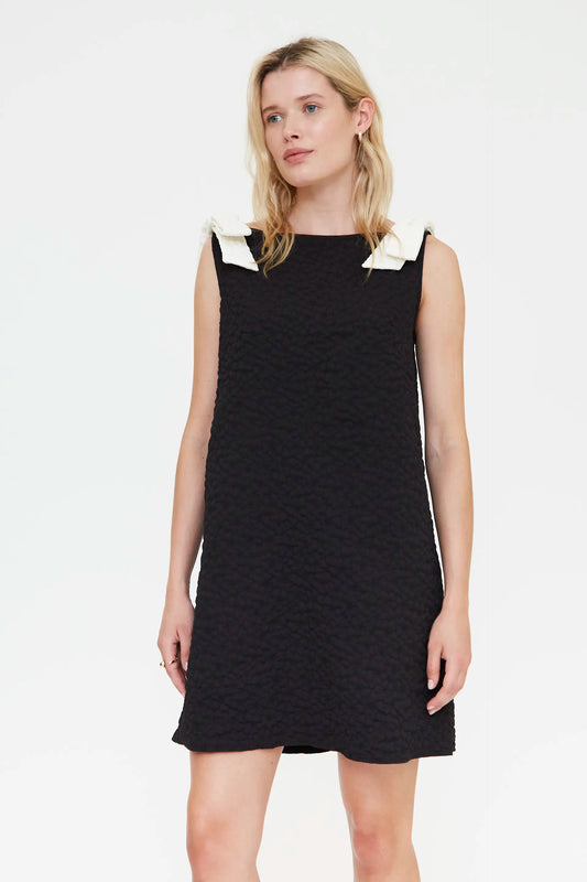 Vestido corto negro con textura floral