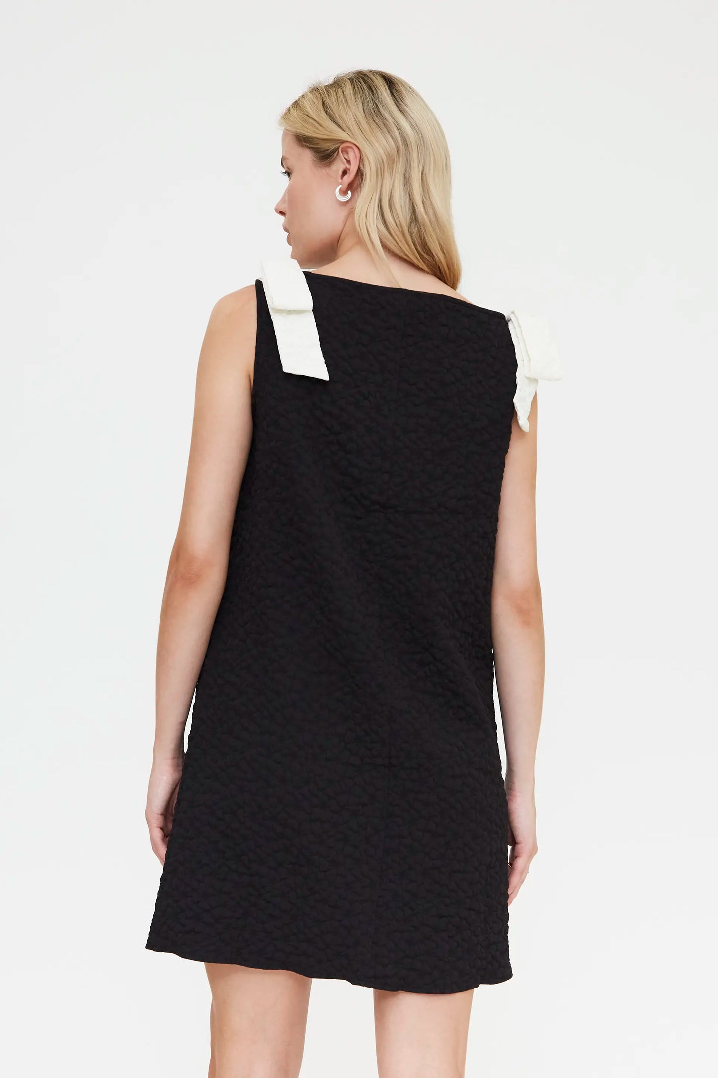 Abito corto nero con trama floreale