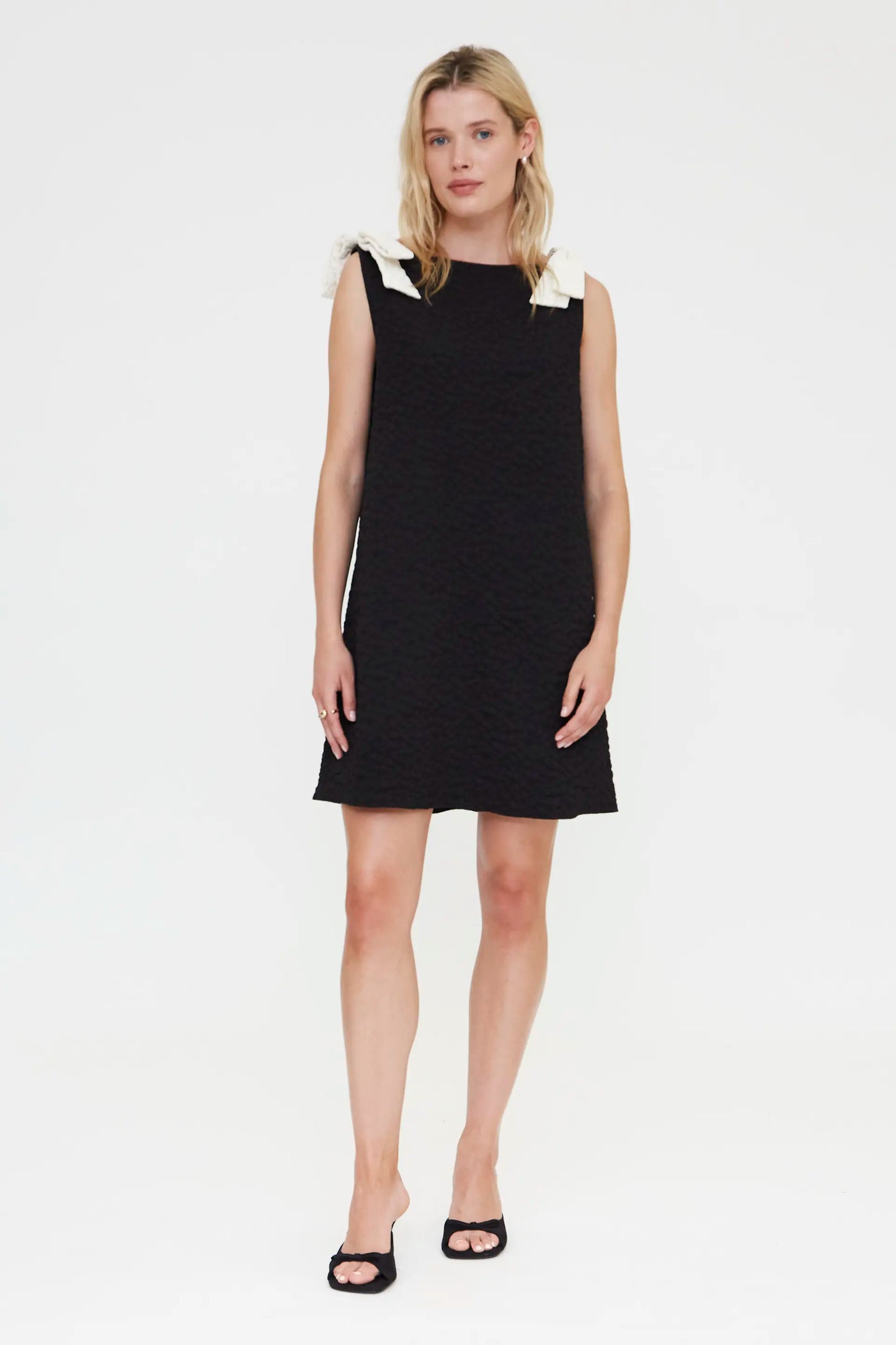 Abito corto nero con trama floreale