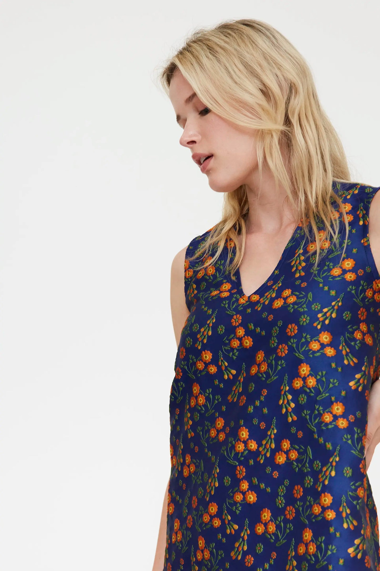 Abito corto con stampa Jacquard Flowers