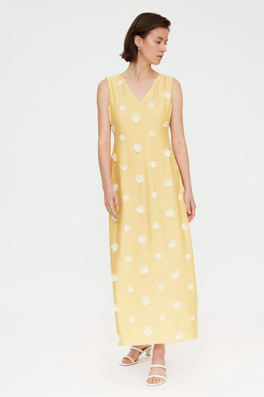 Vestido largo amarillo claro con bordado floral