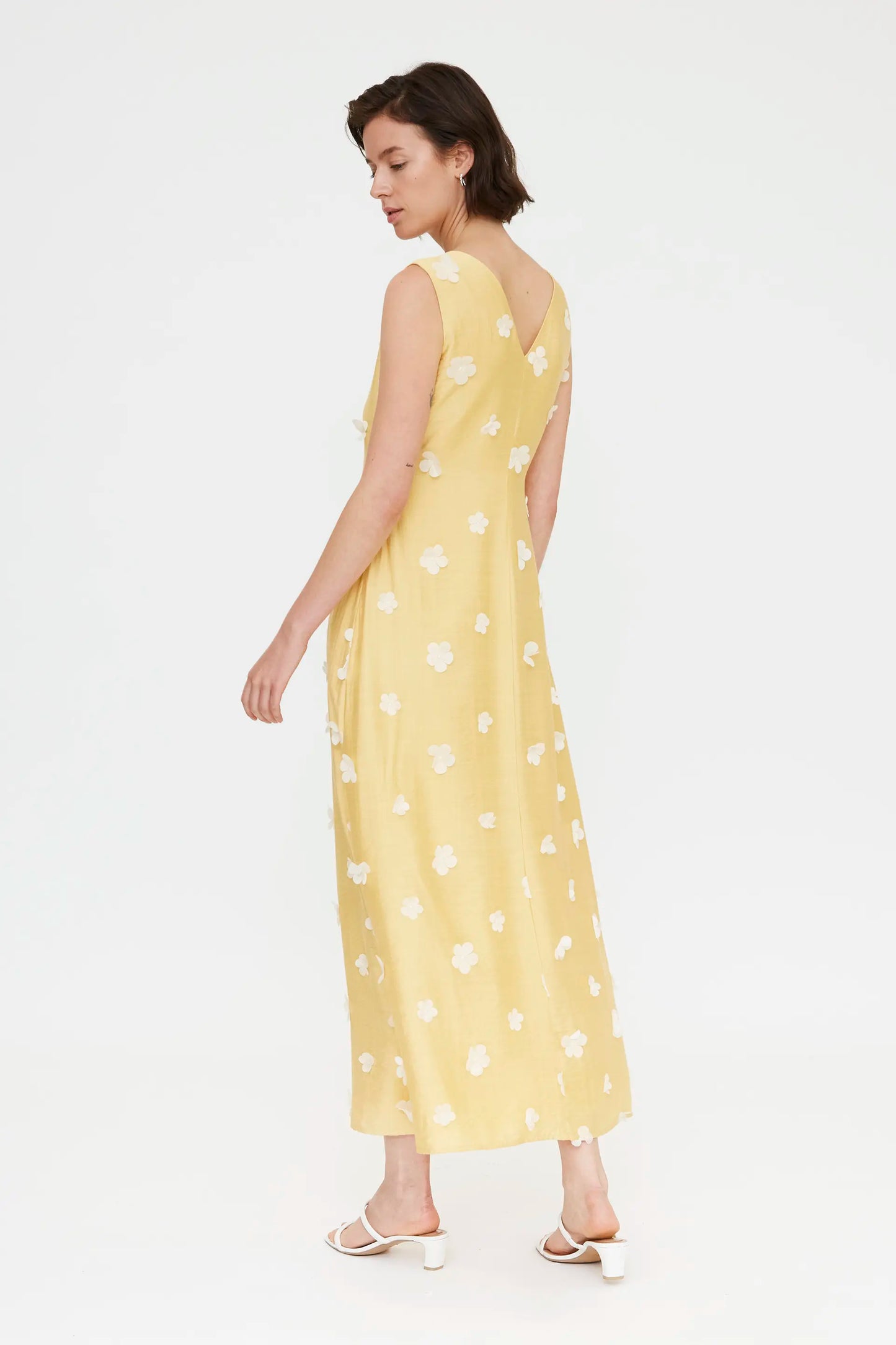 Abito lungo giallo chiaro con ricami floreali