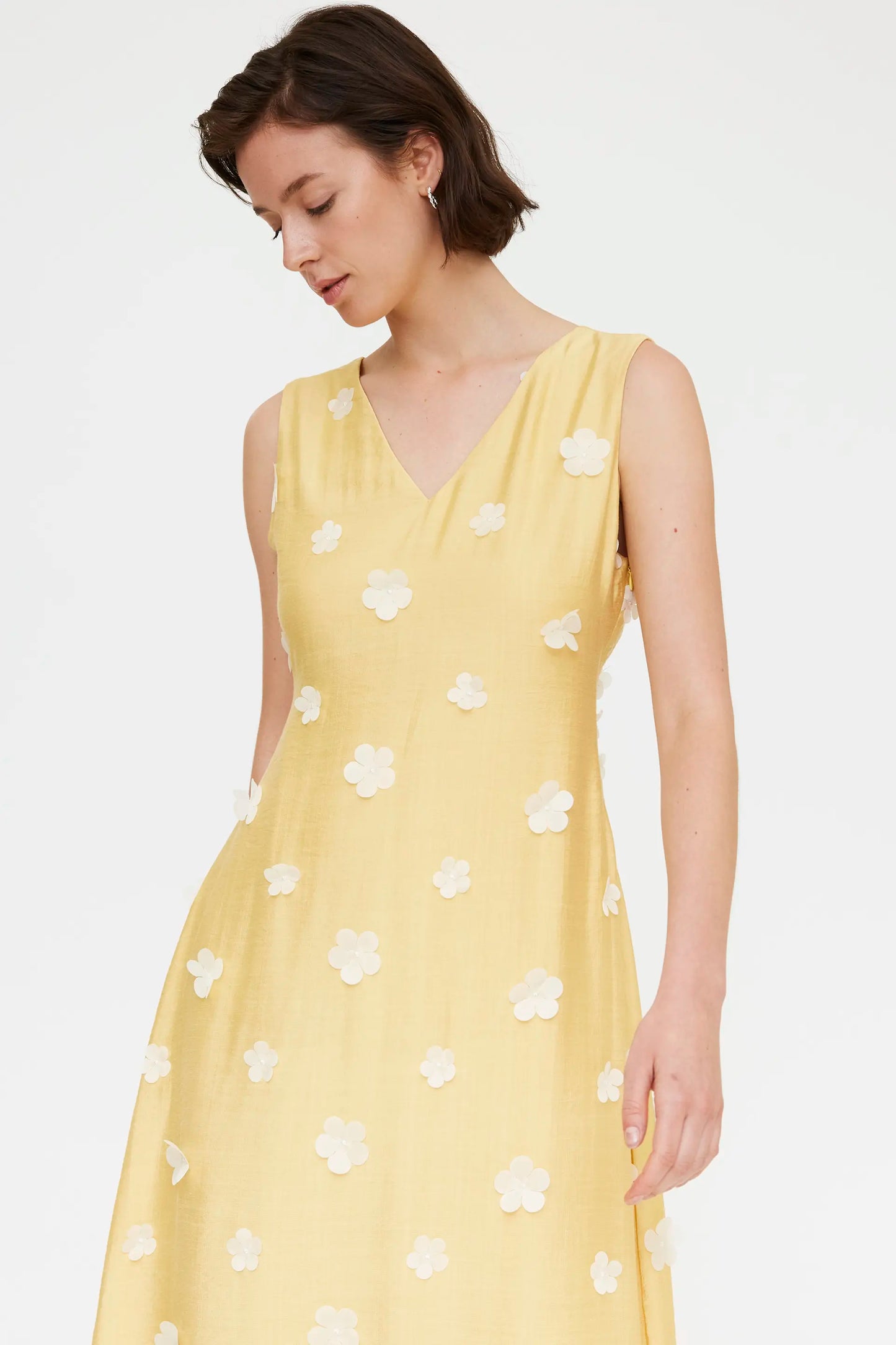 Abito lungo giallo chiaro con ricami floreali