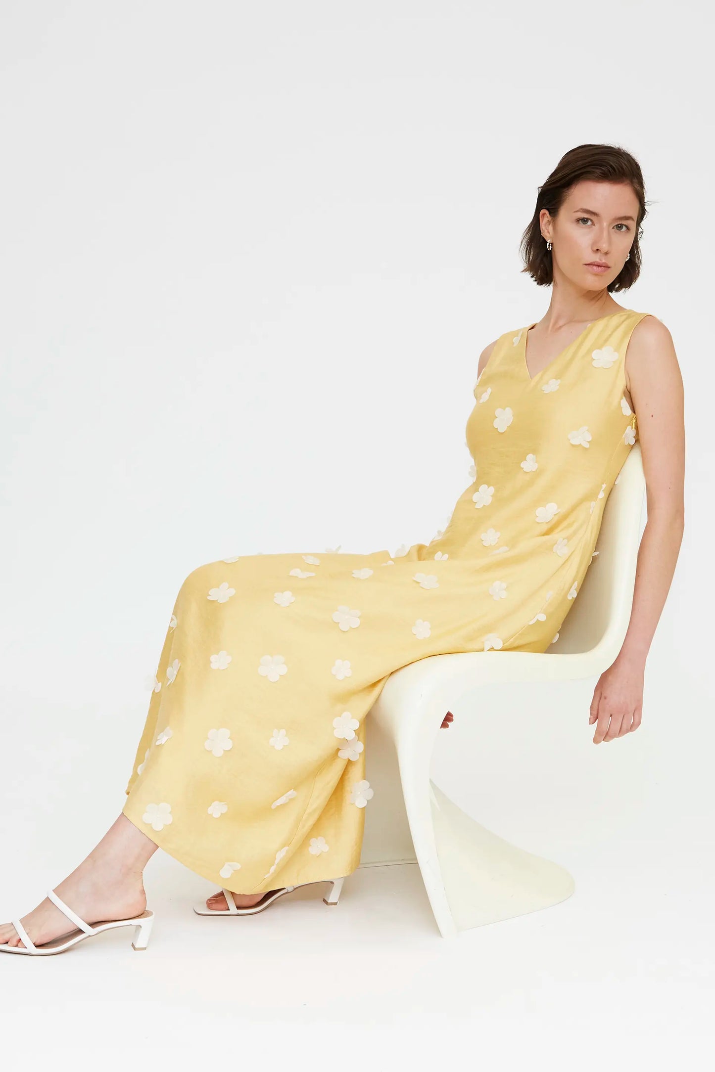 Abito lungo giallo chiaro con ricami floreali