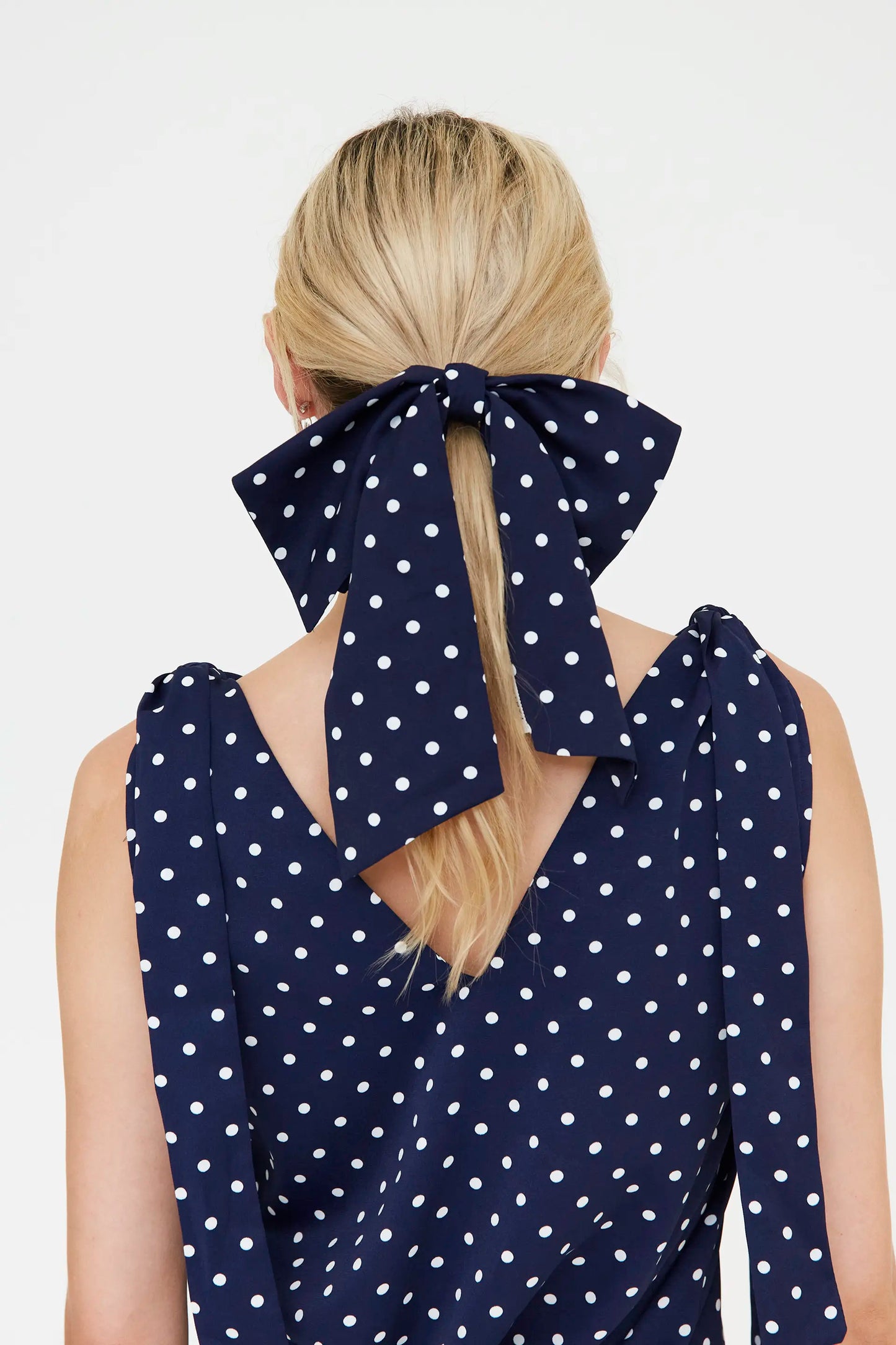 Scrunchie con fiocco blu navy e stampa a mini pois bianchi