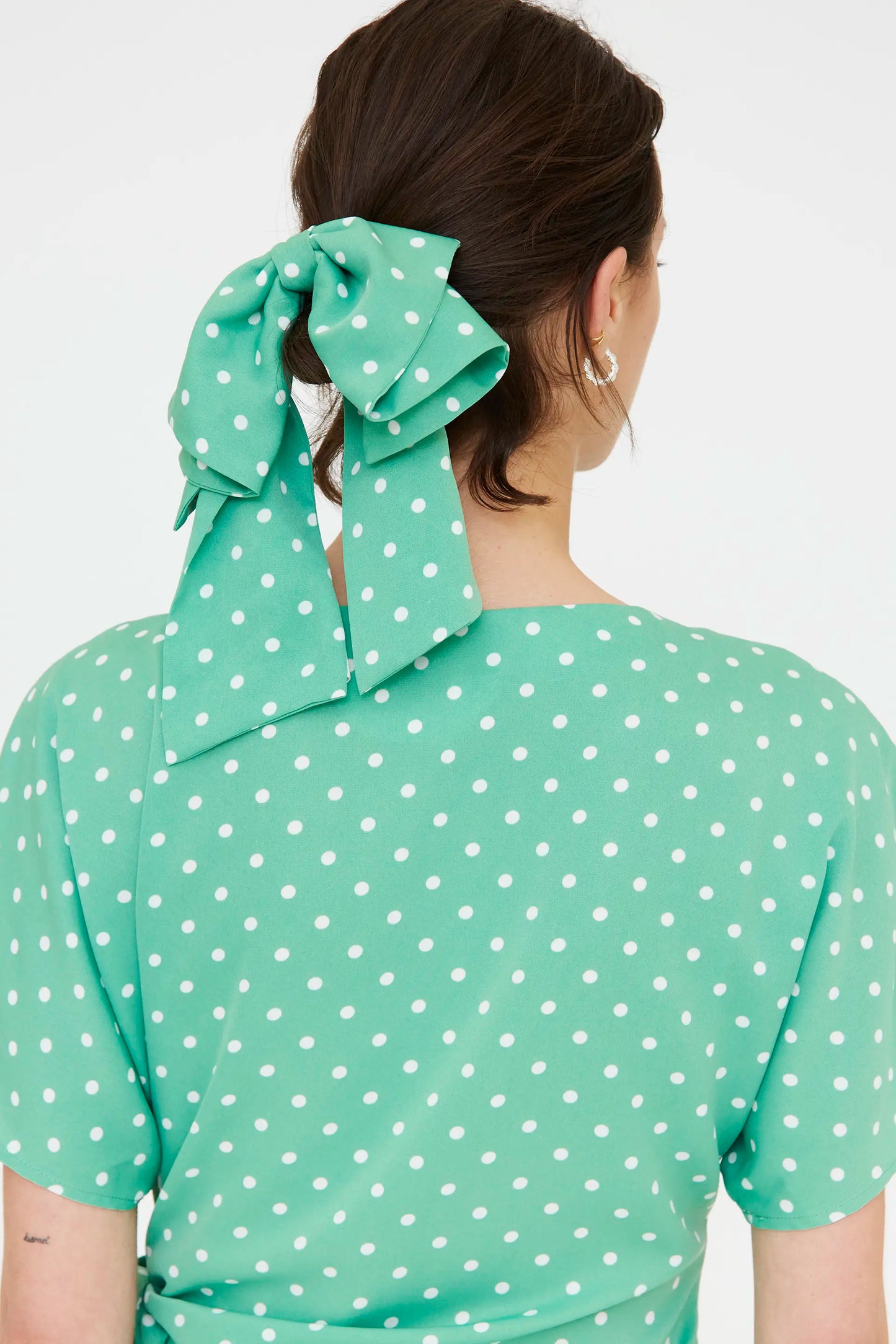Scrunchie con fiocco verde e stampa a mini pois bianchi