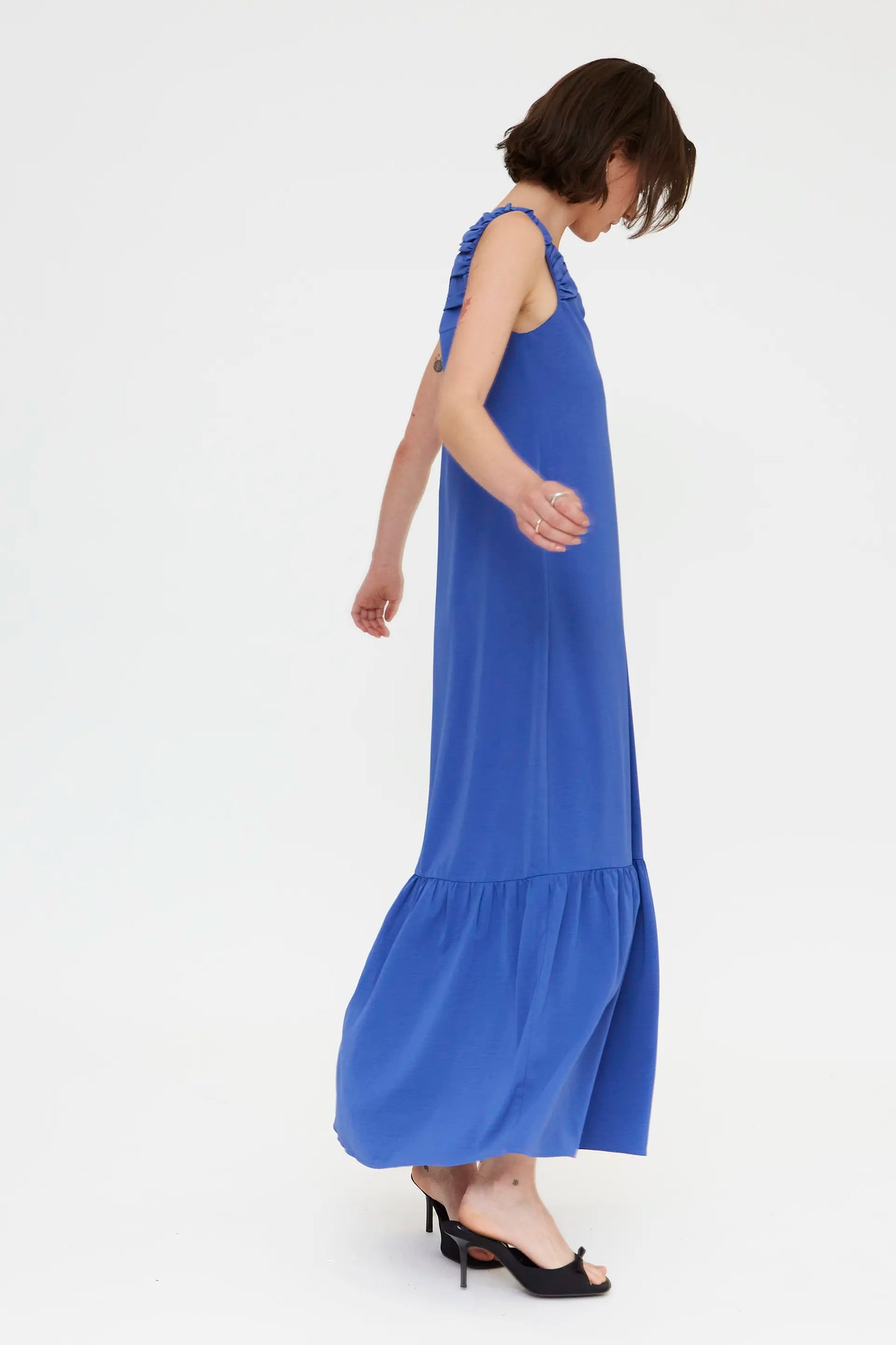 Abito lungo blu con scollo a V