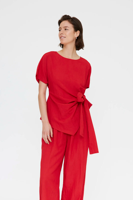 Top rojo con detalle lazado