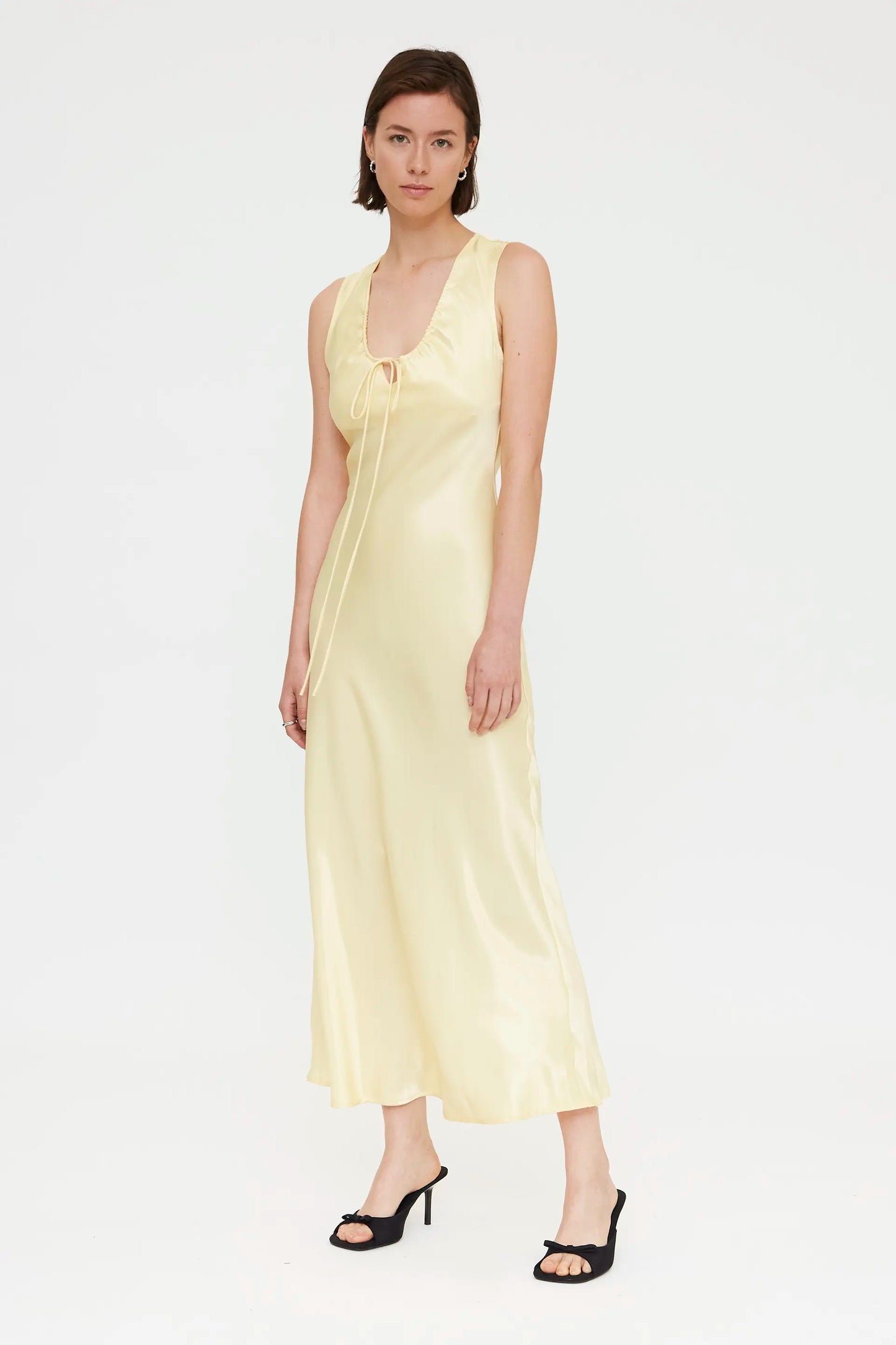 abito lungo in raso giallo chiaro