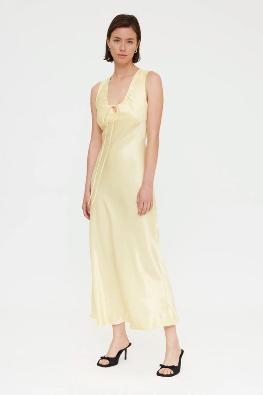 Vestido largo amarillo claro satinado