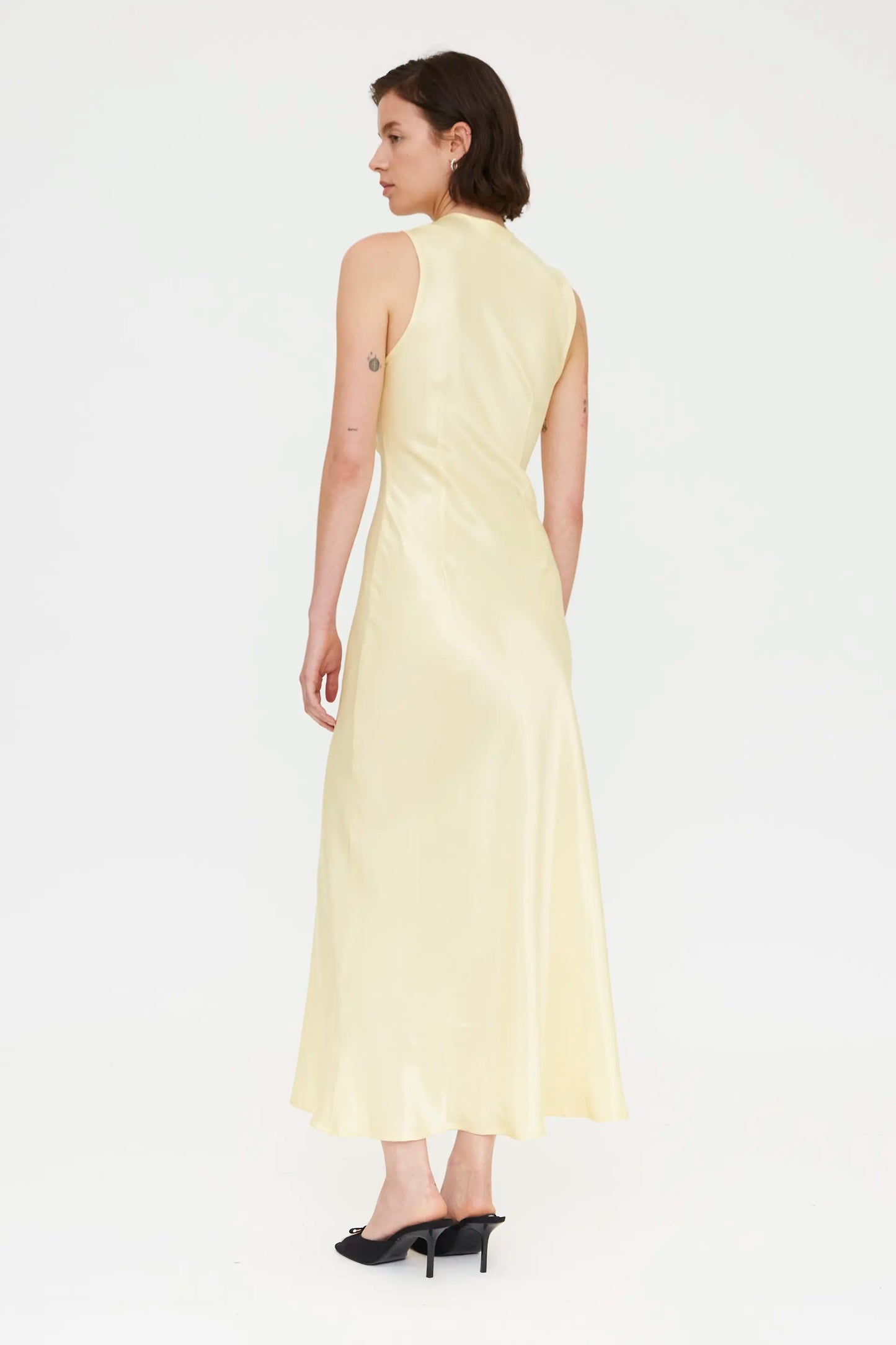 abito lungo in raso giallo chiaro