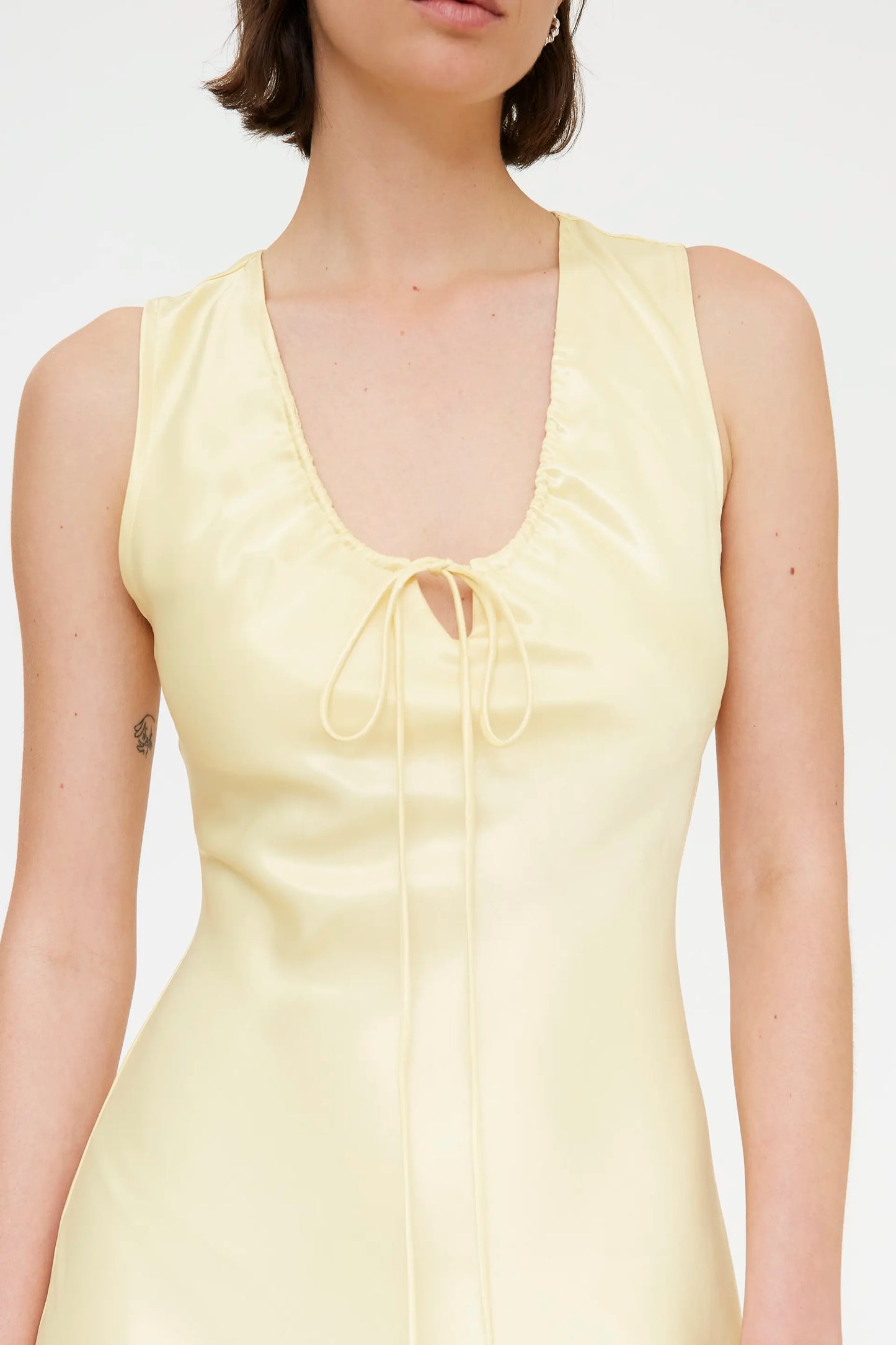 abito lungo in raso giallo chiaro