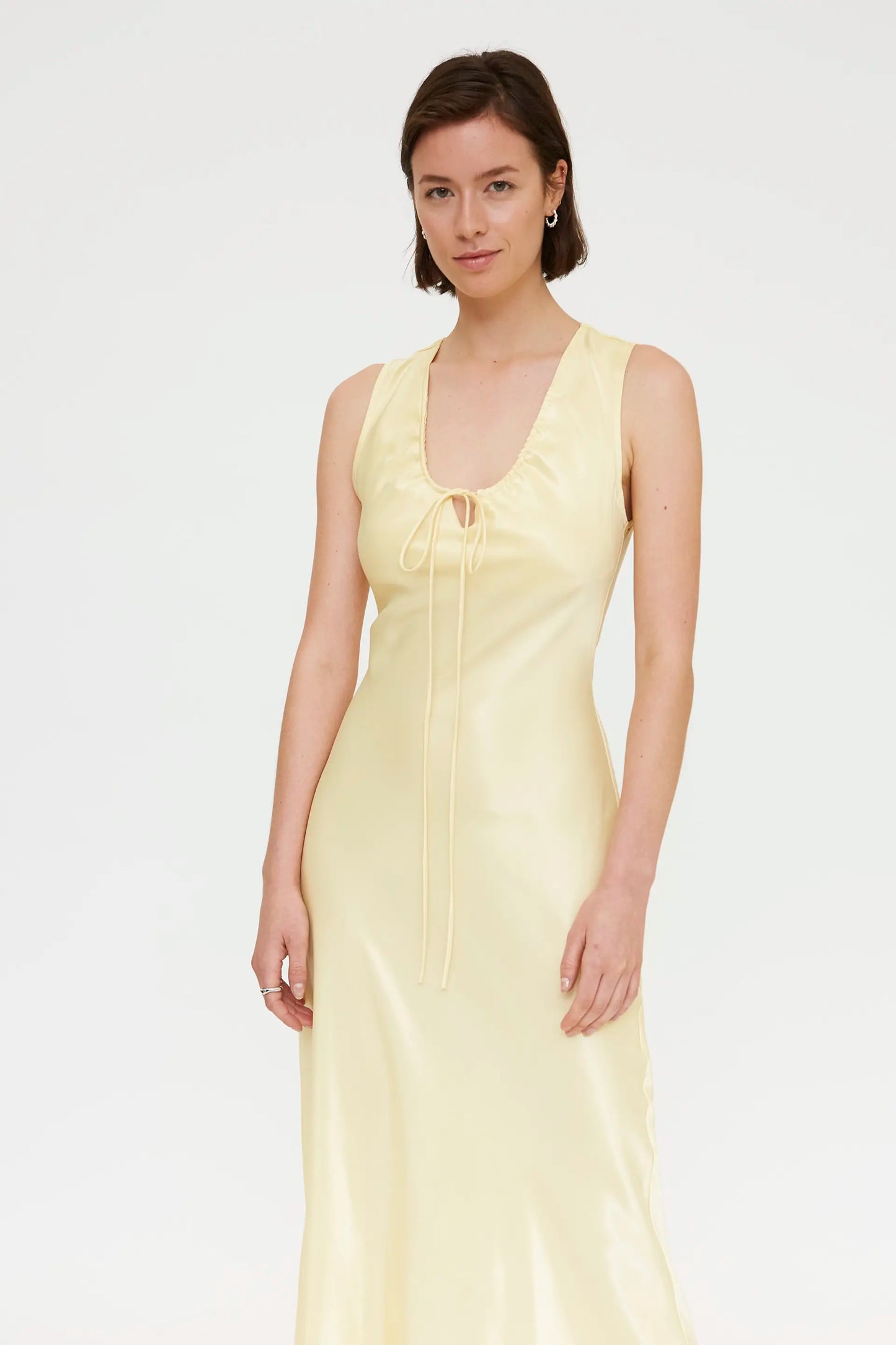abito lungo in raso giallo chiaro
