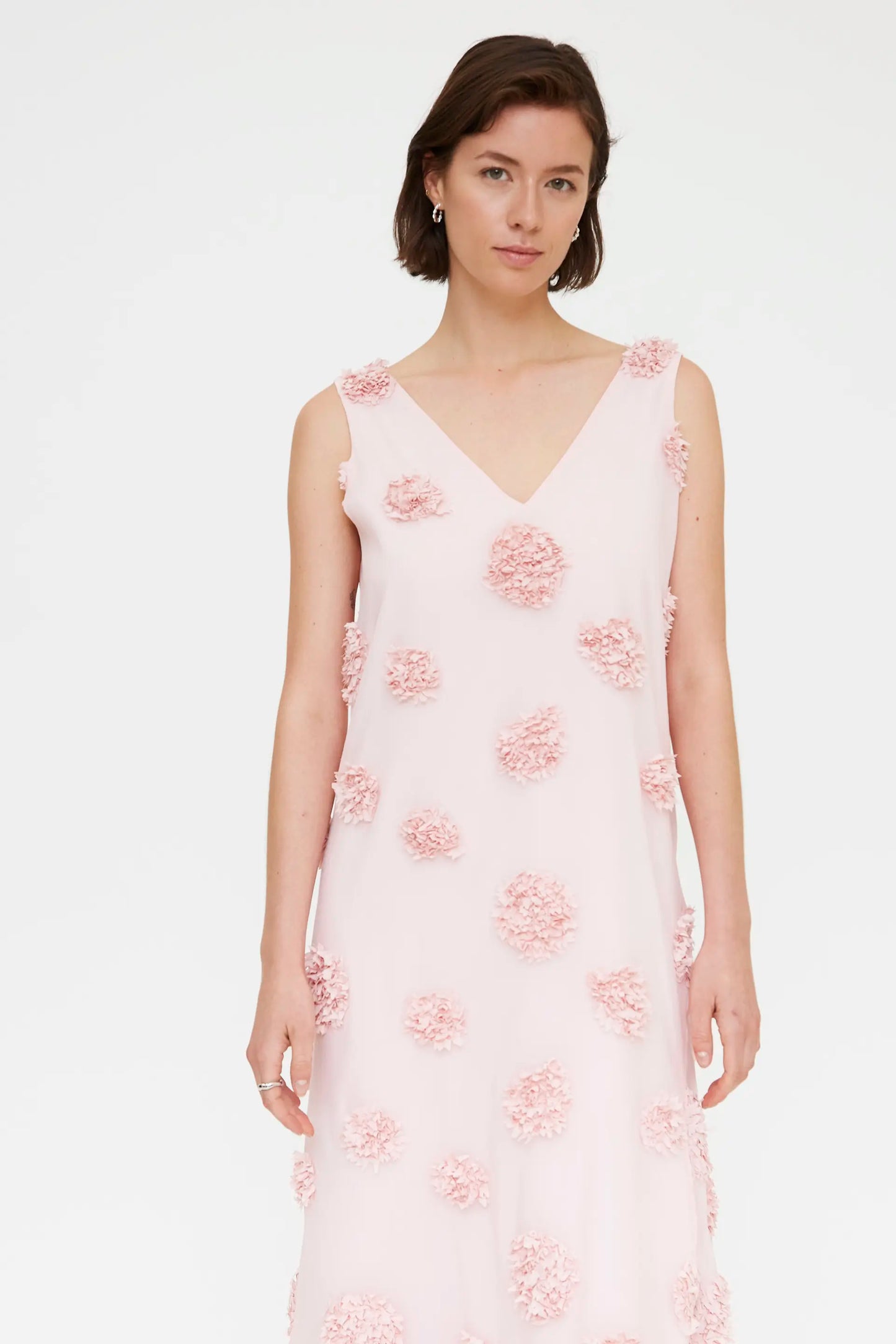 Abito lungo rosa con dettagli floreali