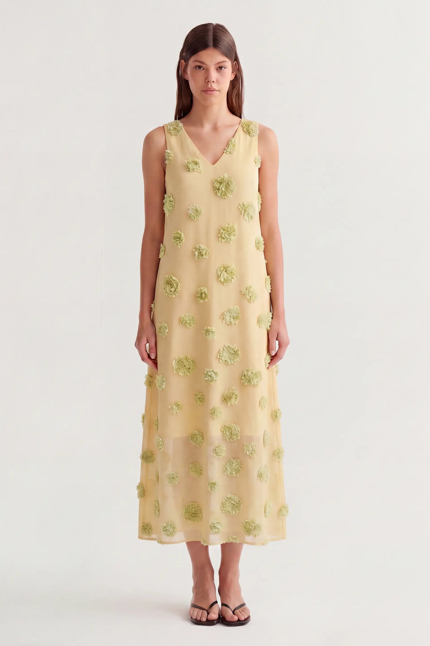 Vestido largo amarillo con detalle floral