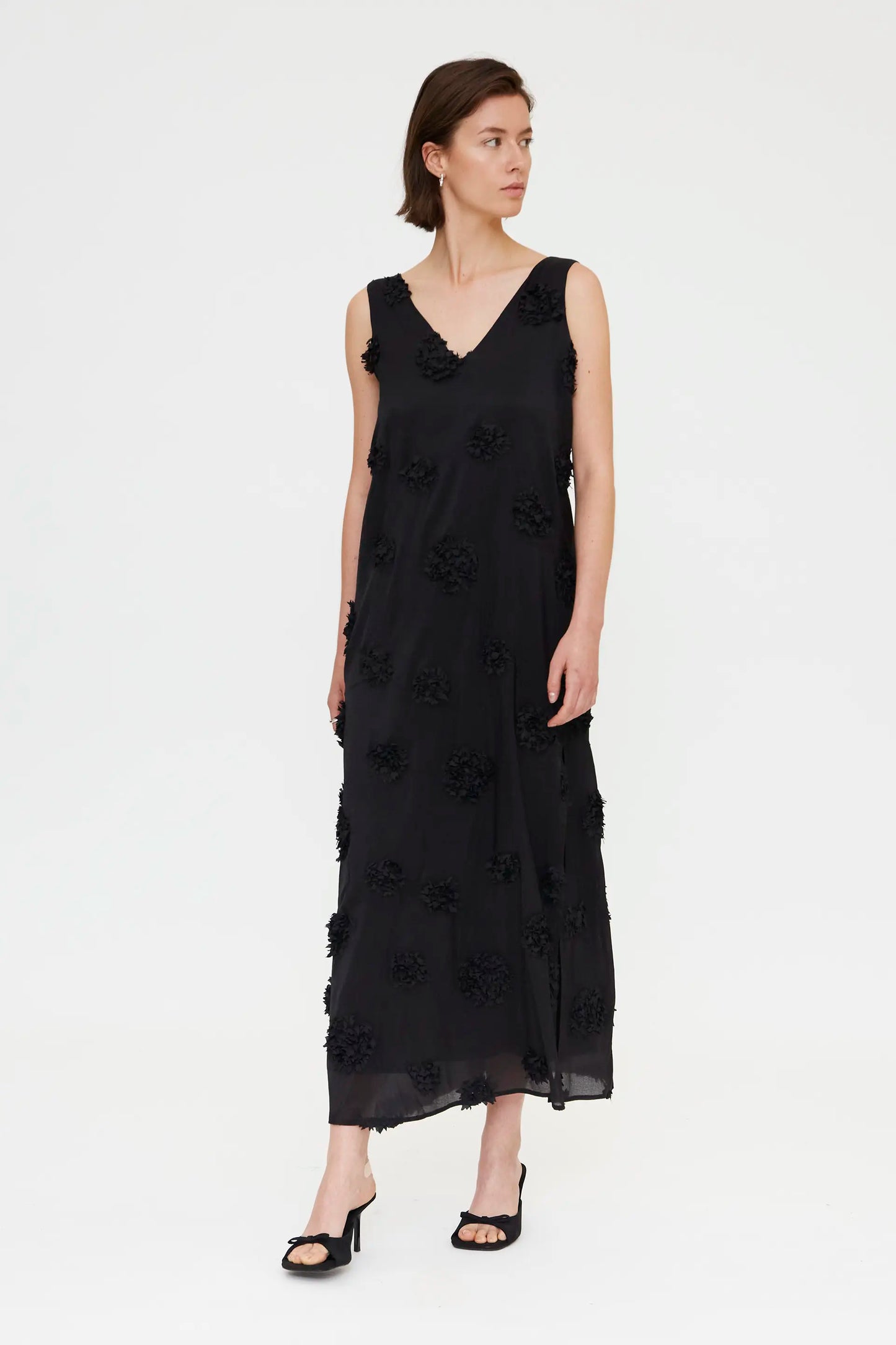 Vestido largo negro con detalle floral