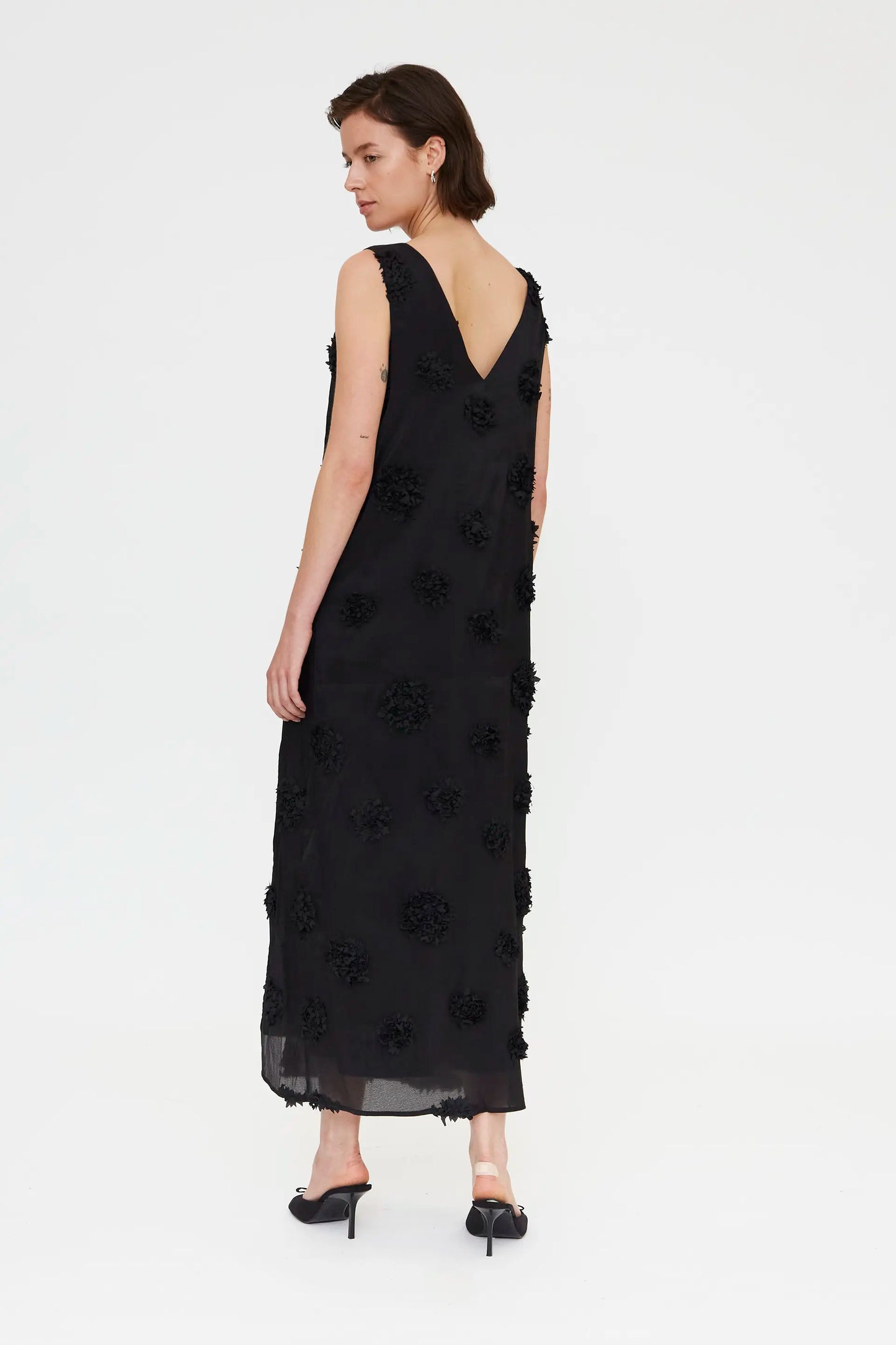 Vestido largo negro con detalle floral