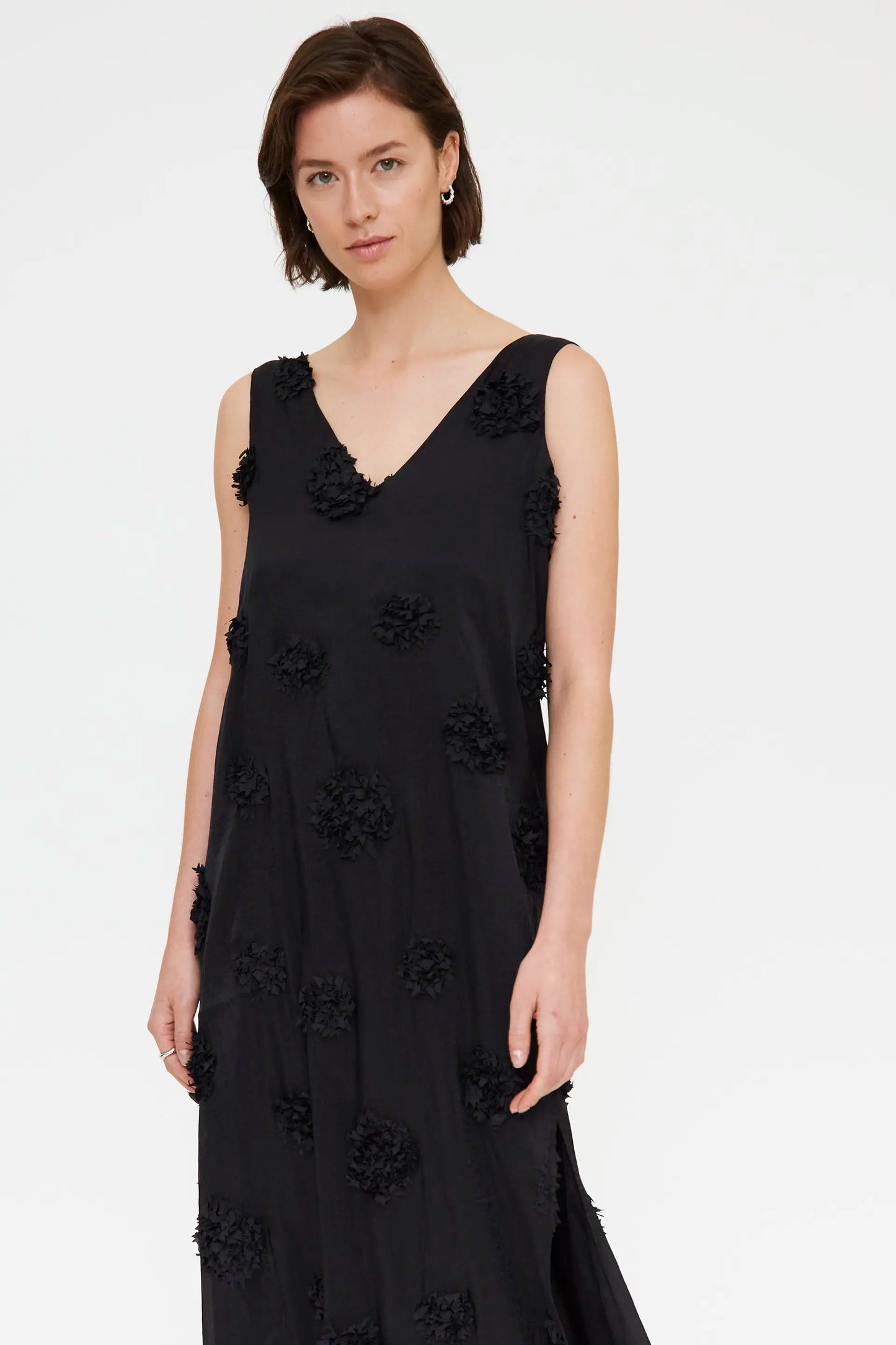 Vestido largo negro con detalle floral