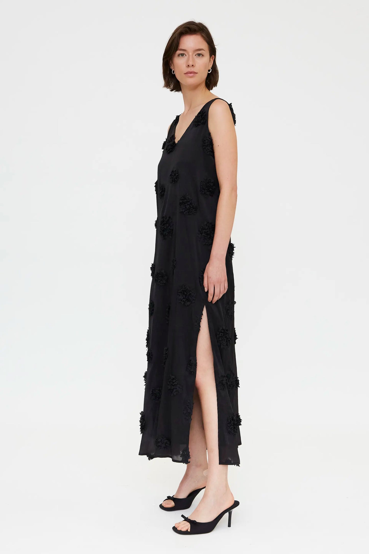 Vestido largo negro con detalle floral