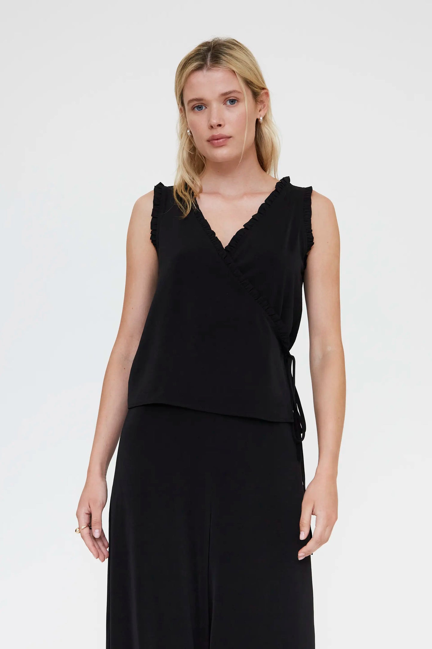 Top nero con scollo a V