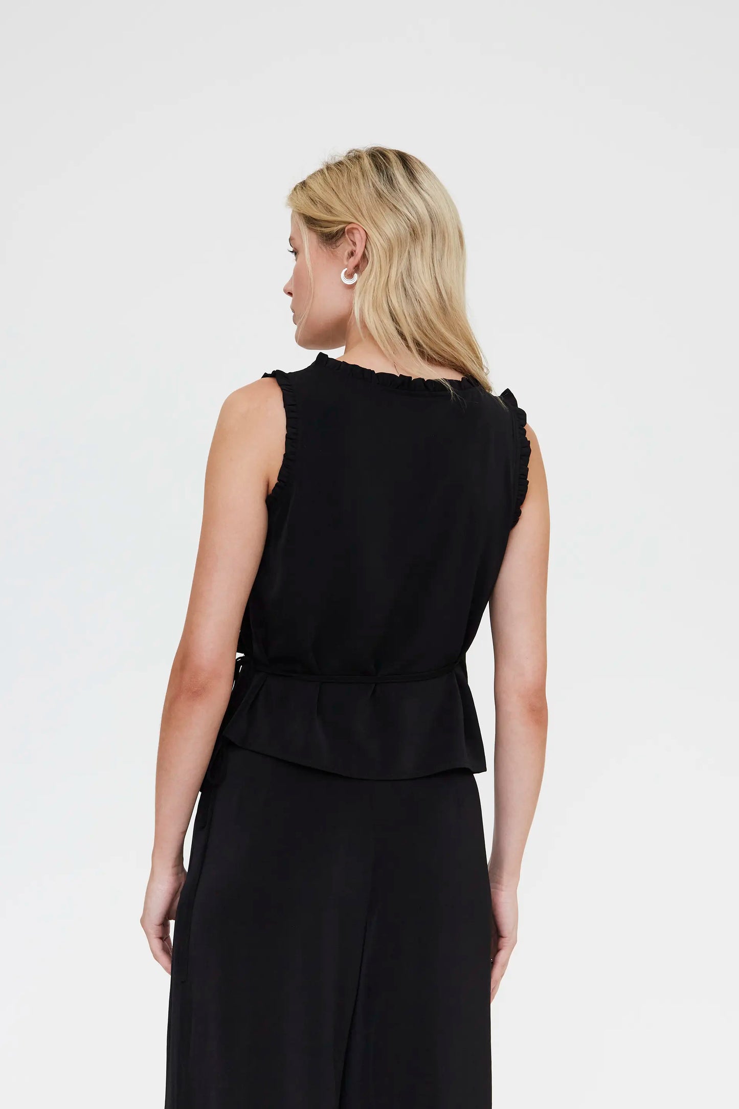 Top nero con scollo a V