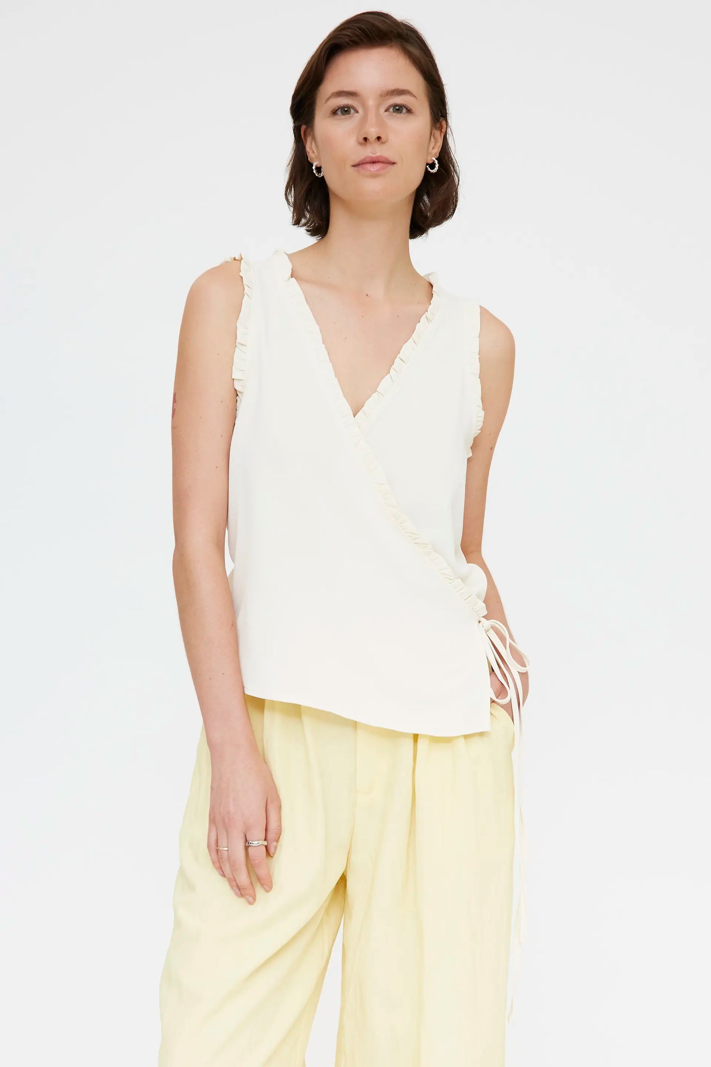 Top bianco sporco con scollo a V