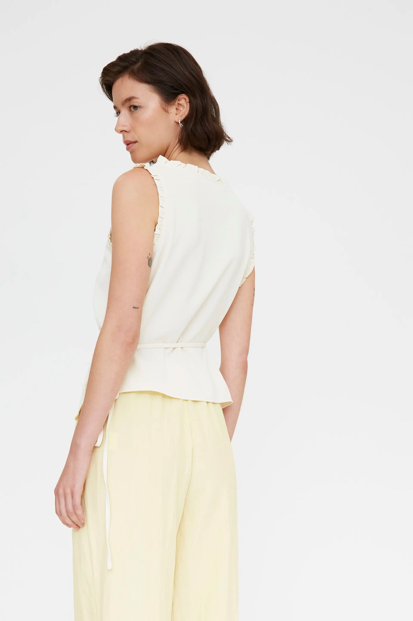 Top bianco sporco con scollo a V