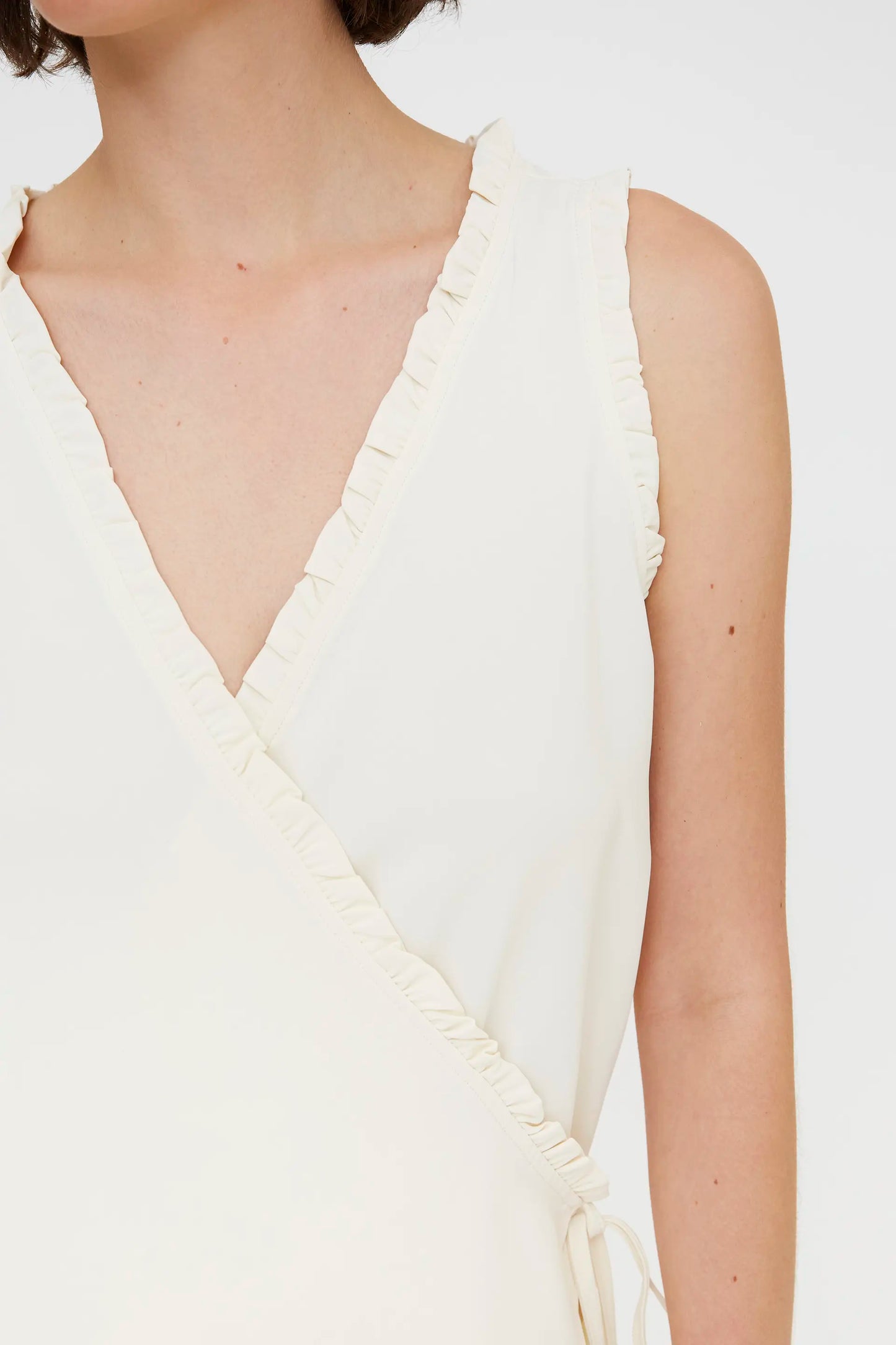 Top bianco sporco con scollo a V