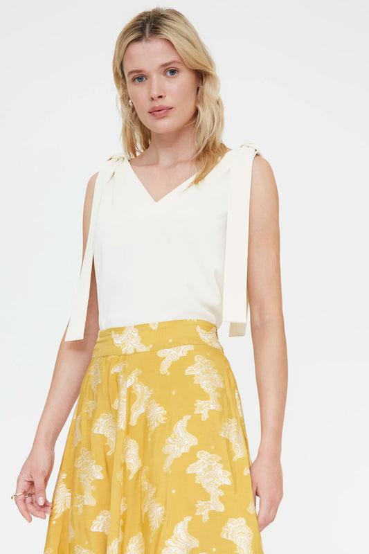 Top blanco roto con tirantes lazados