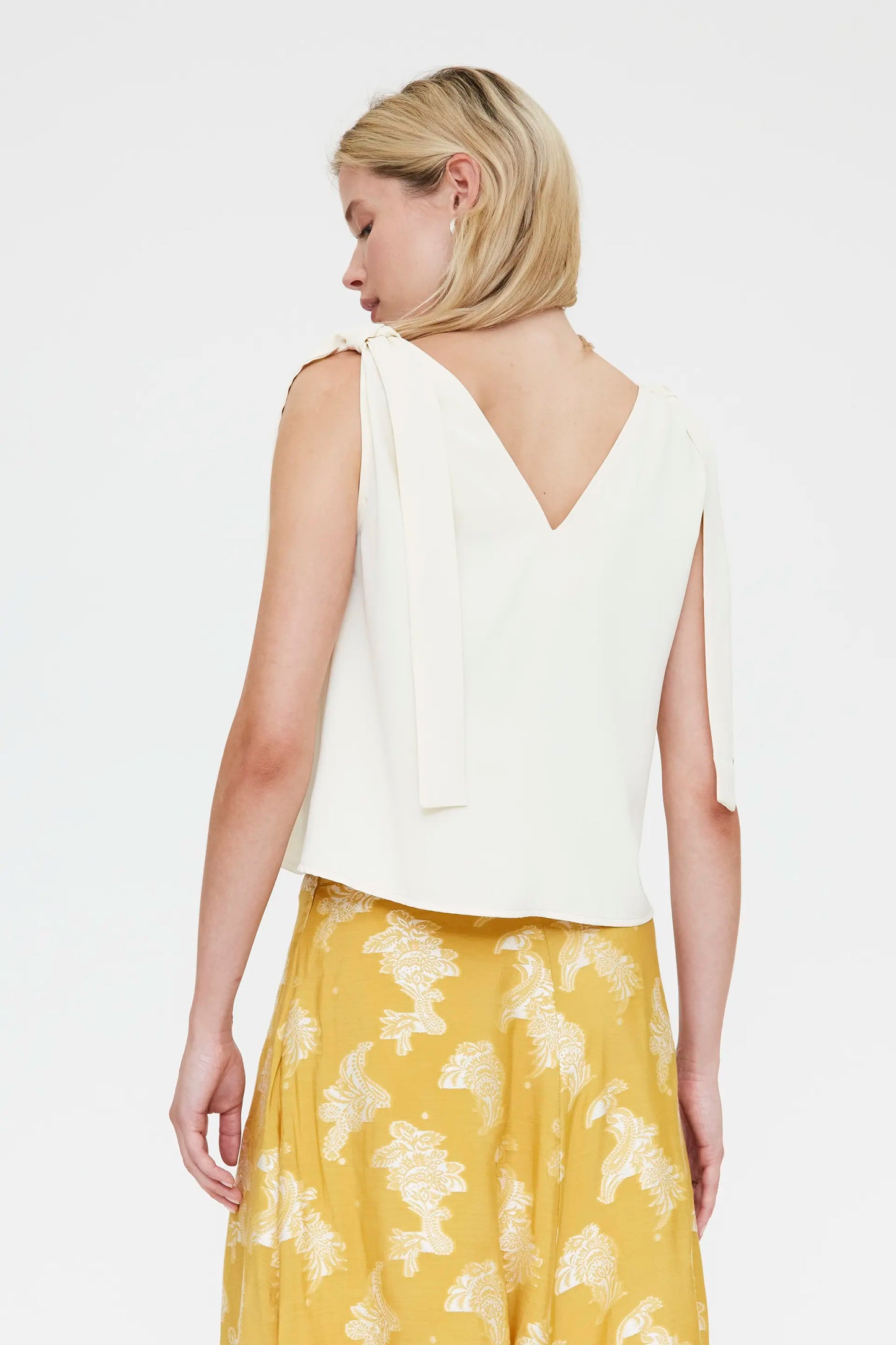 Top bianco sporco con spalline annodate