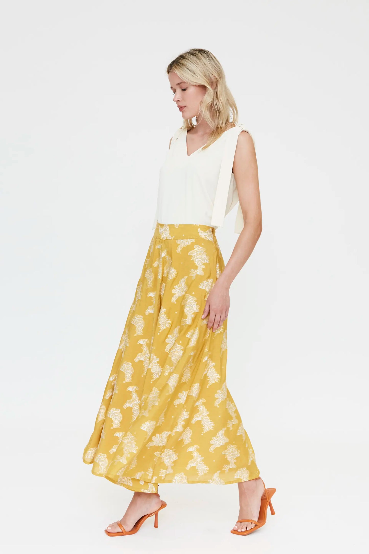 Top bianco sporco con spalline annodate