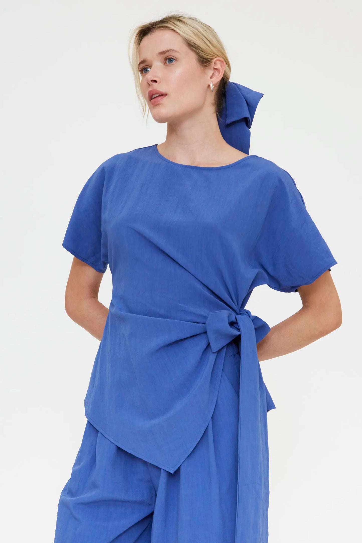 Top blu con dettaglio cravatta