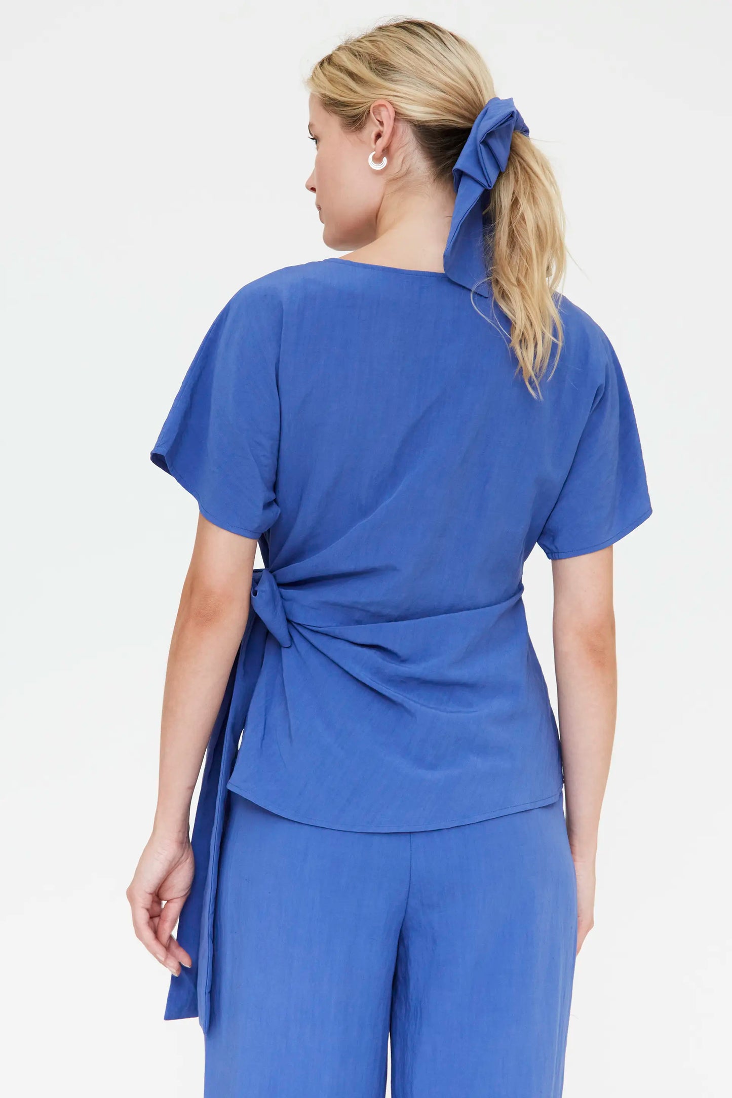 Top blu con dettaglio cravatta