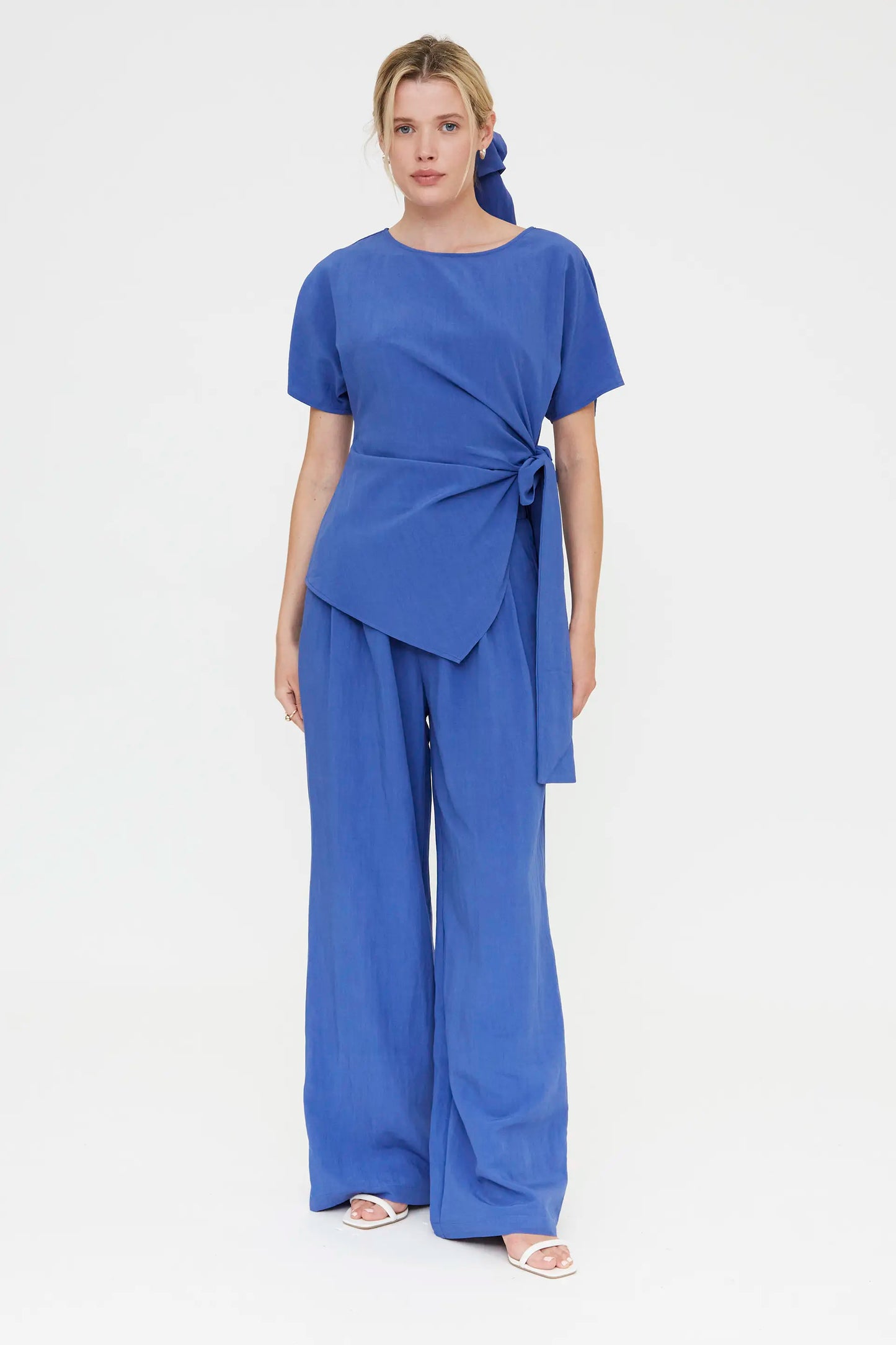 Top blu con dettaglio cravatta