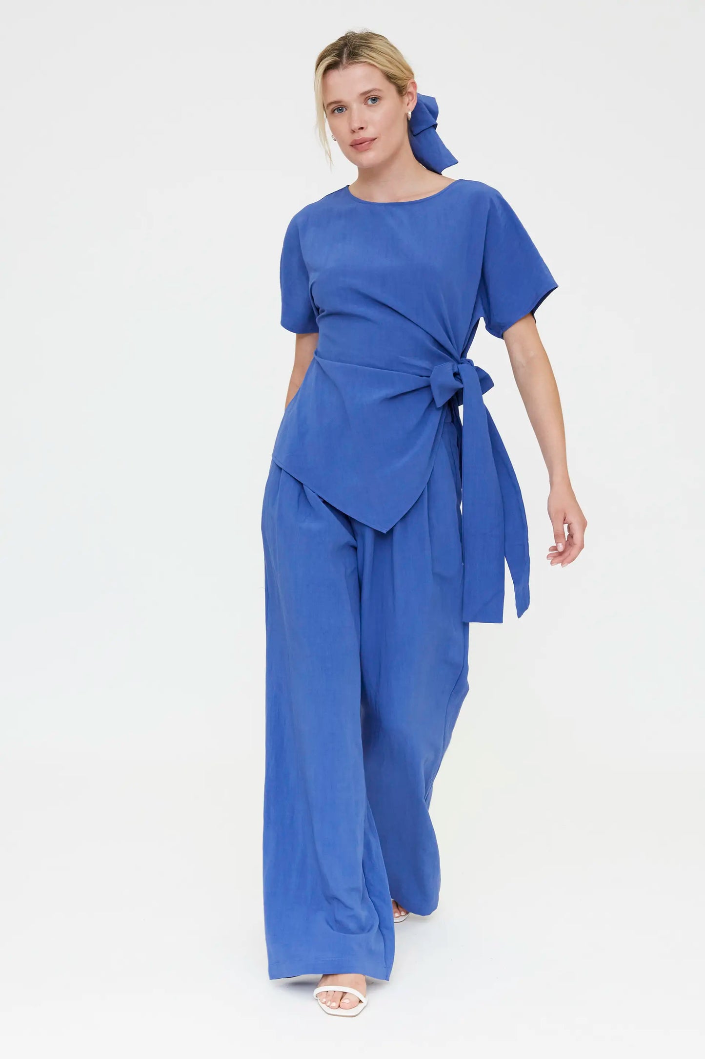 Top blu con dettaglio cravatta