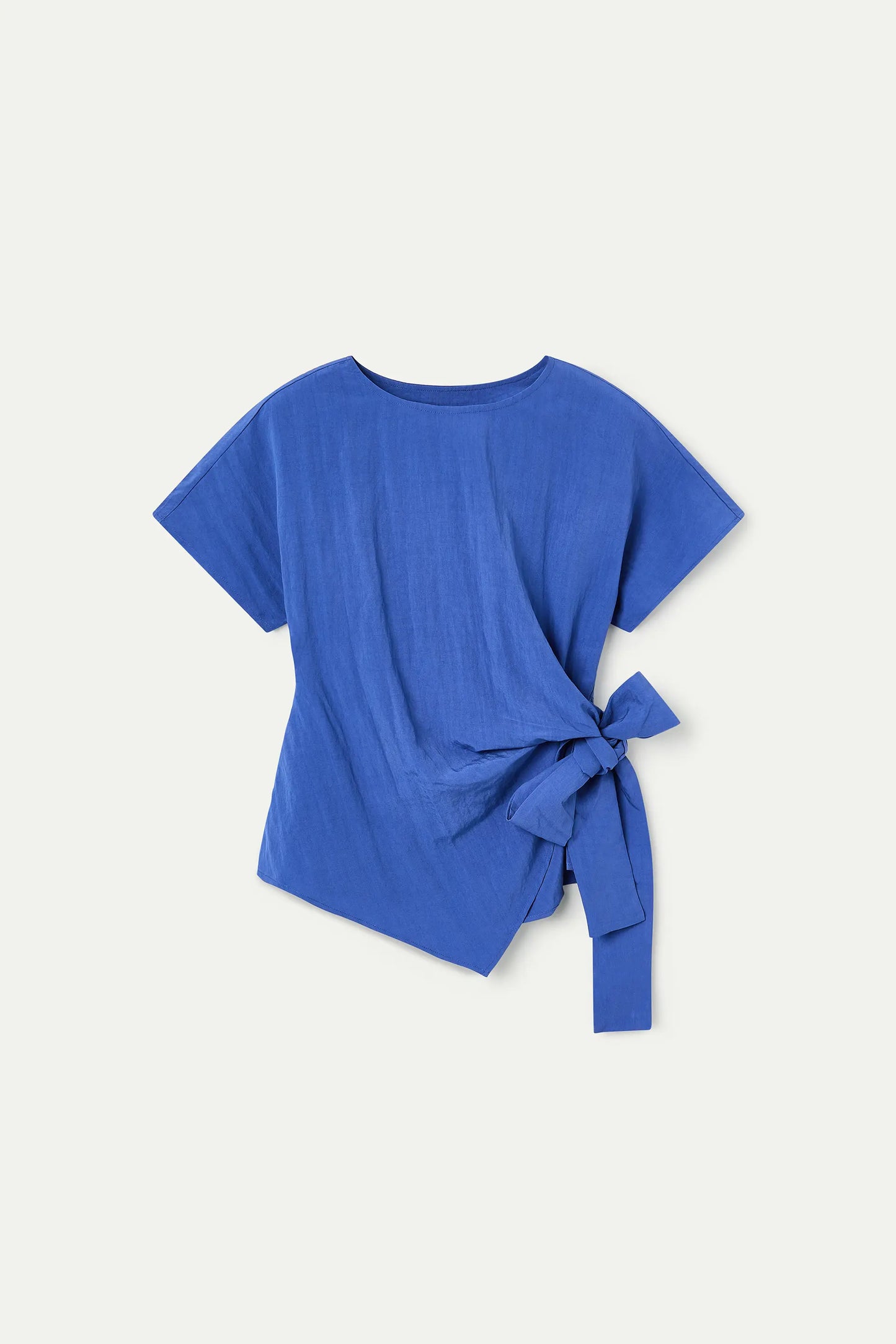 Top blu con dettaglio cravatta
