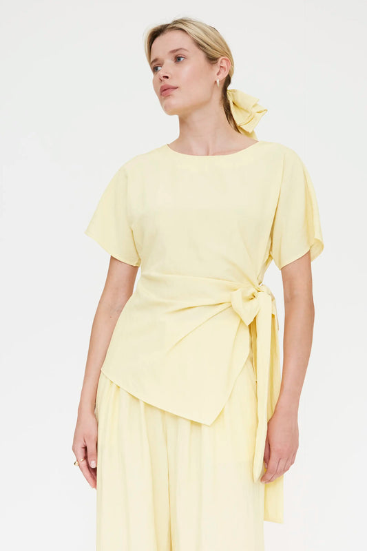 Top amarillo claro con detalle lazado