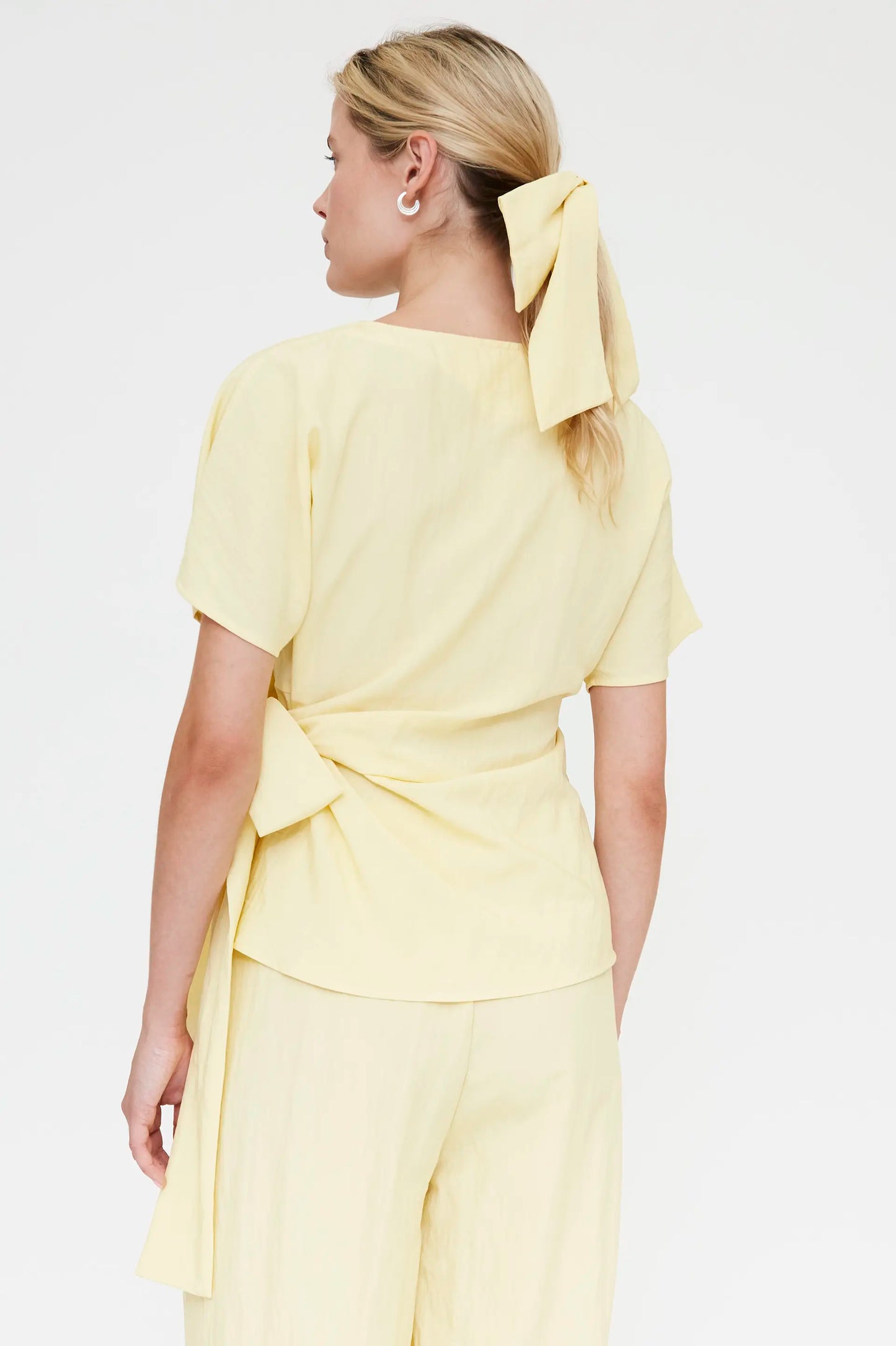 Top giallo chiaro con dettaglio di cravatta