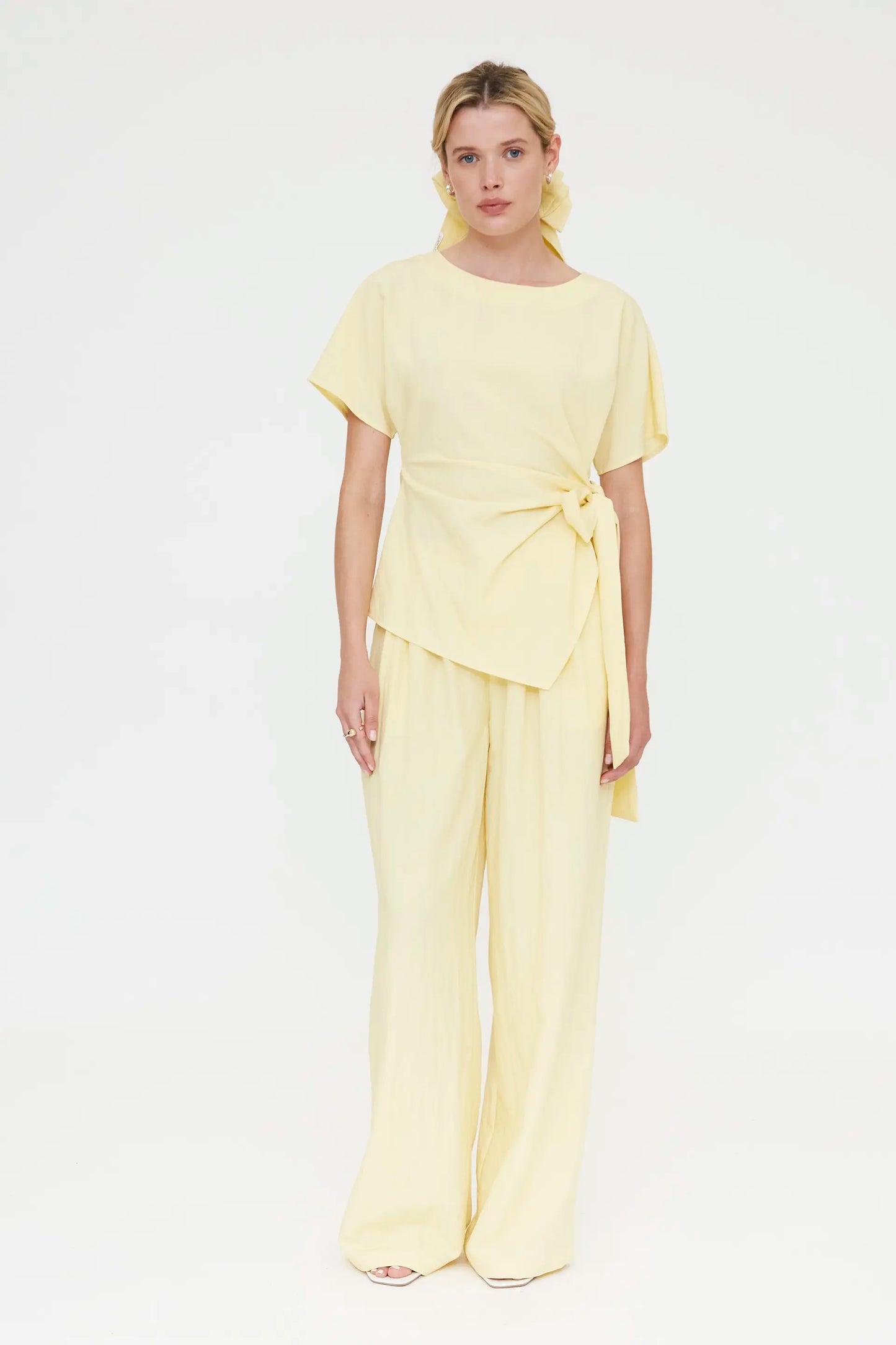 Top giallo chiaro con dettaglio di cravatta