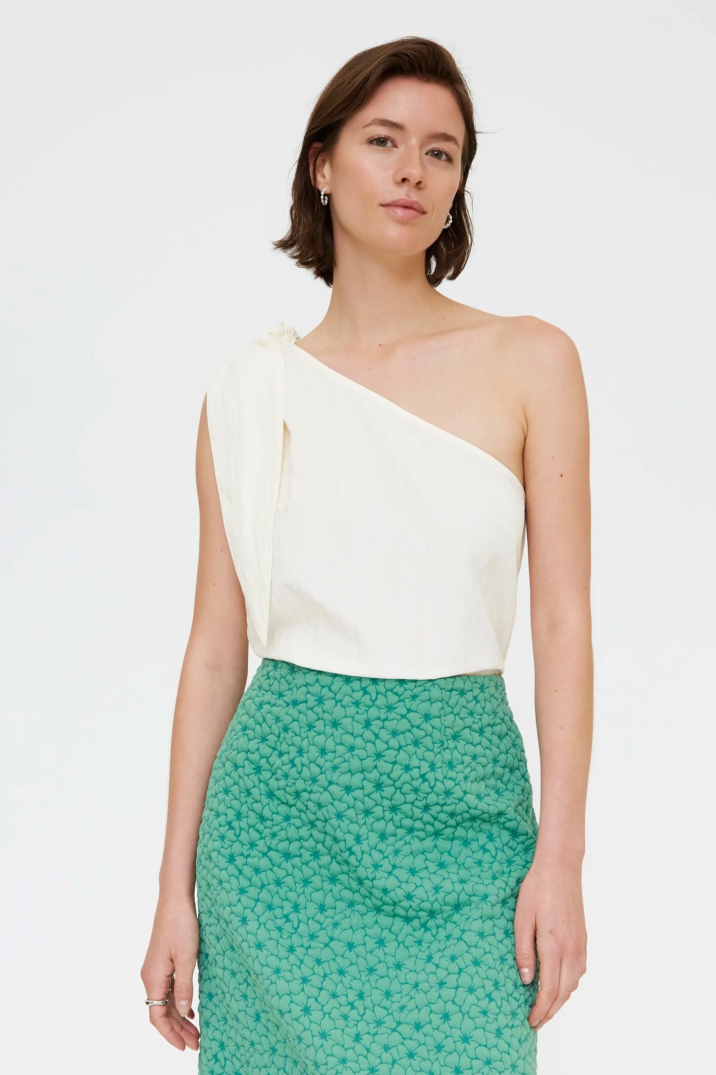 Top bianco con taglio asimmetrico