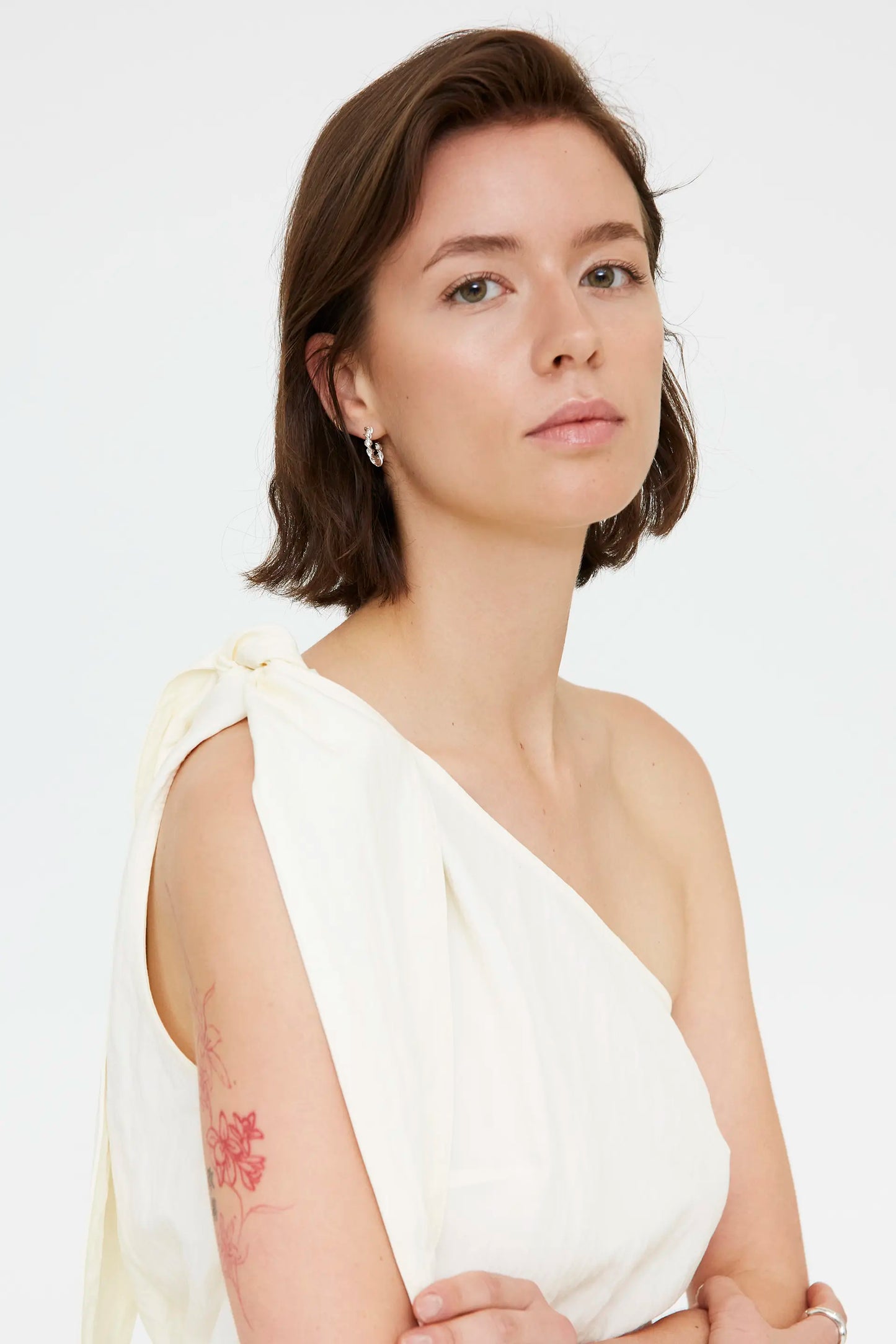 Top bianco con taglio asimmetrico