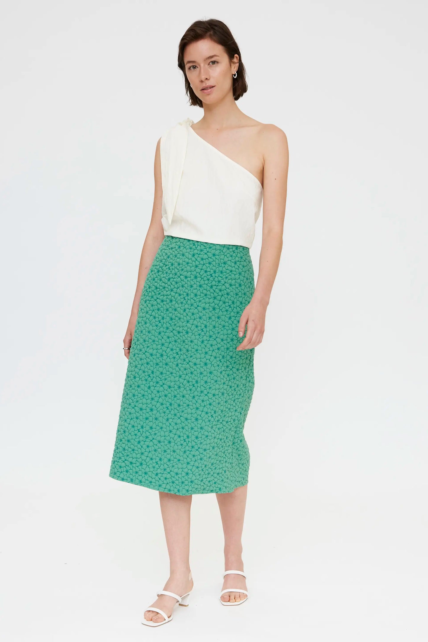 Top bianco con taglio asimmetrico