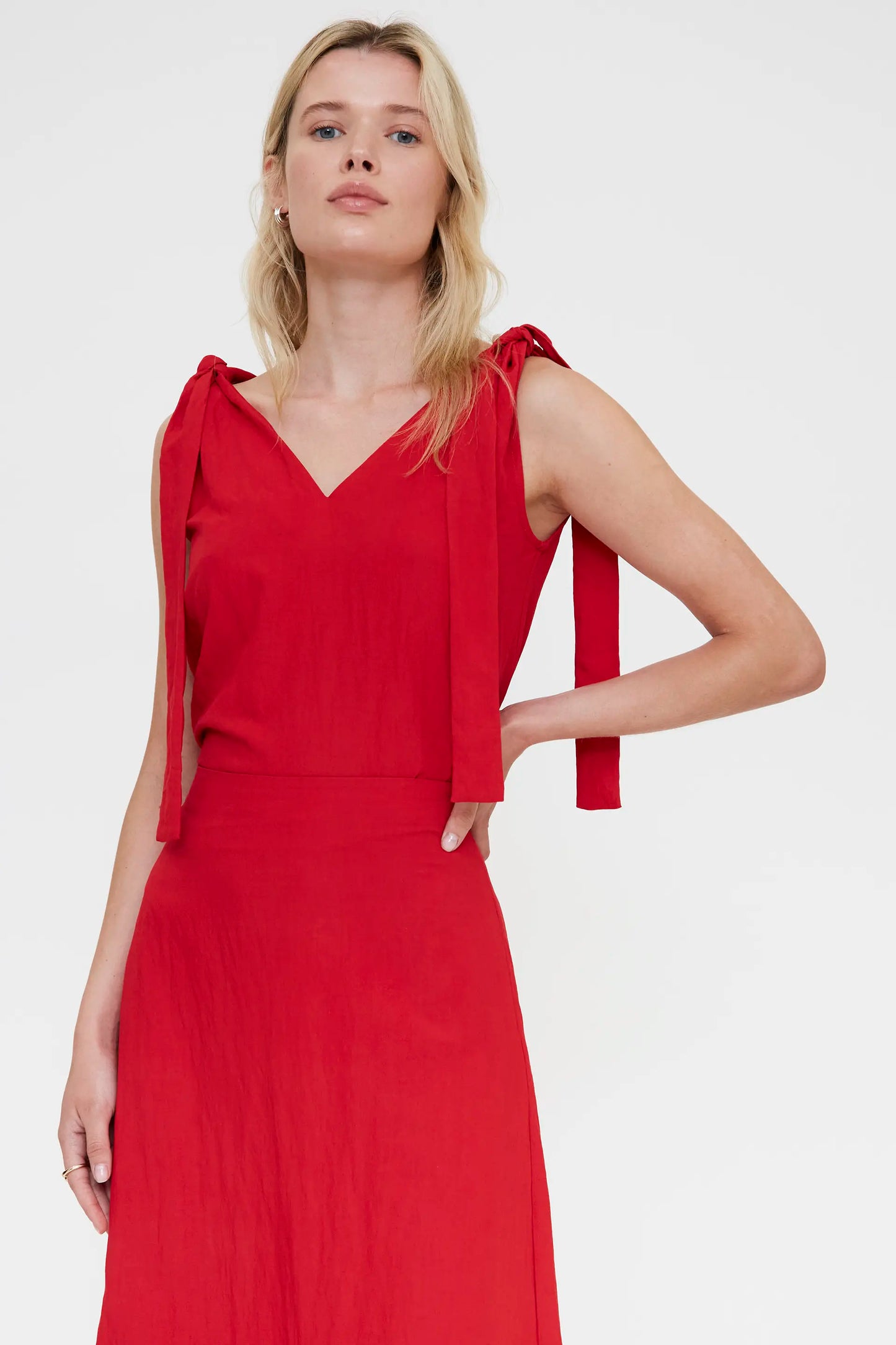 Top rosso asimmetrico con scollo a V