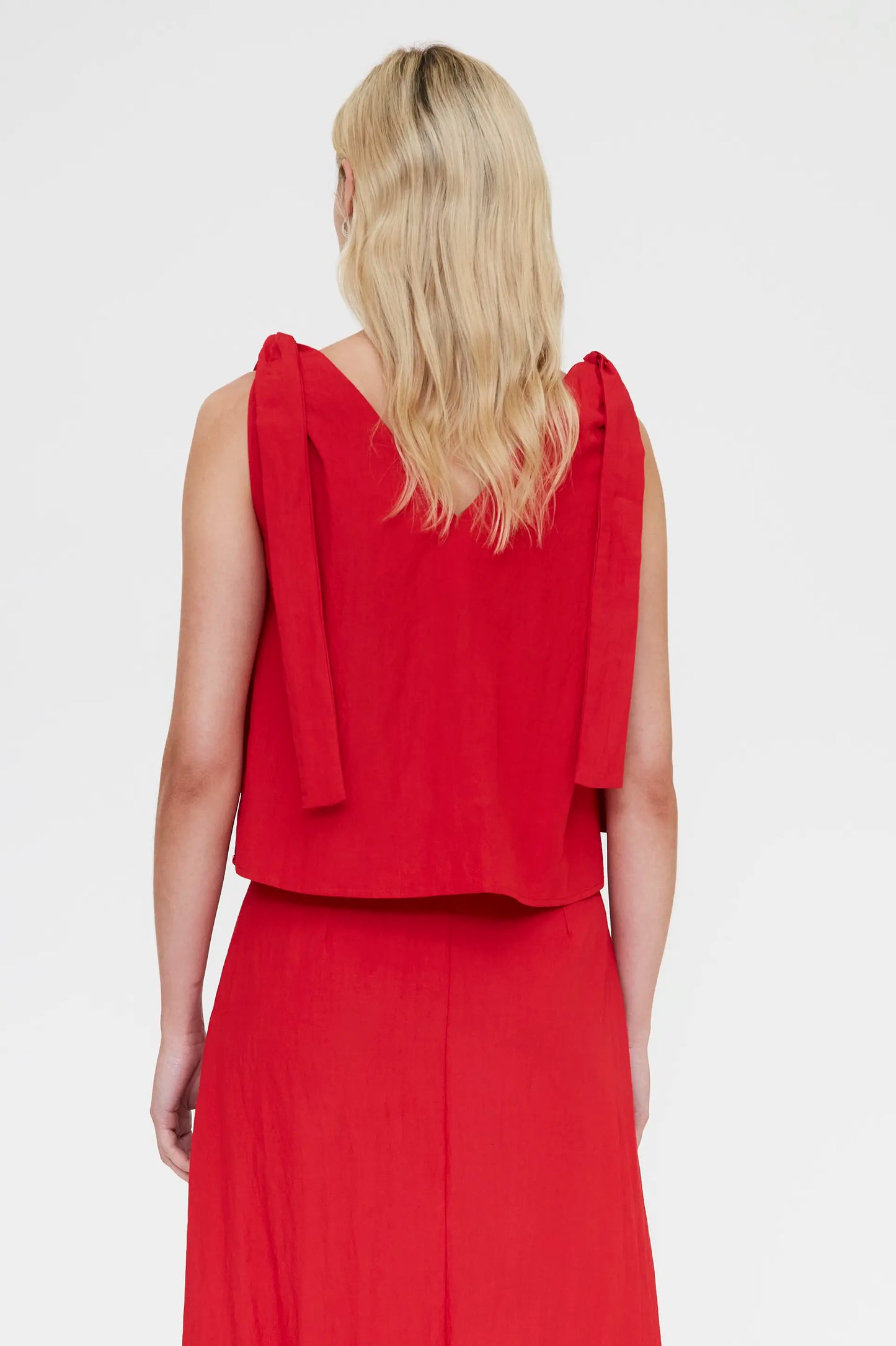 Top rosso asimmetrico con scollo a V