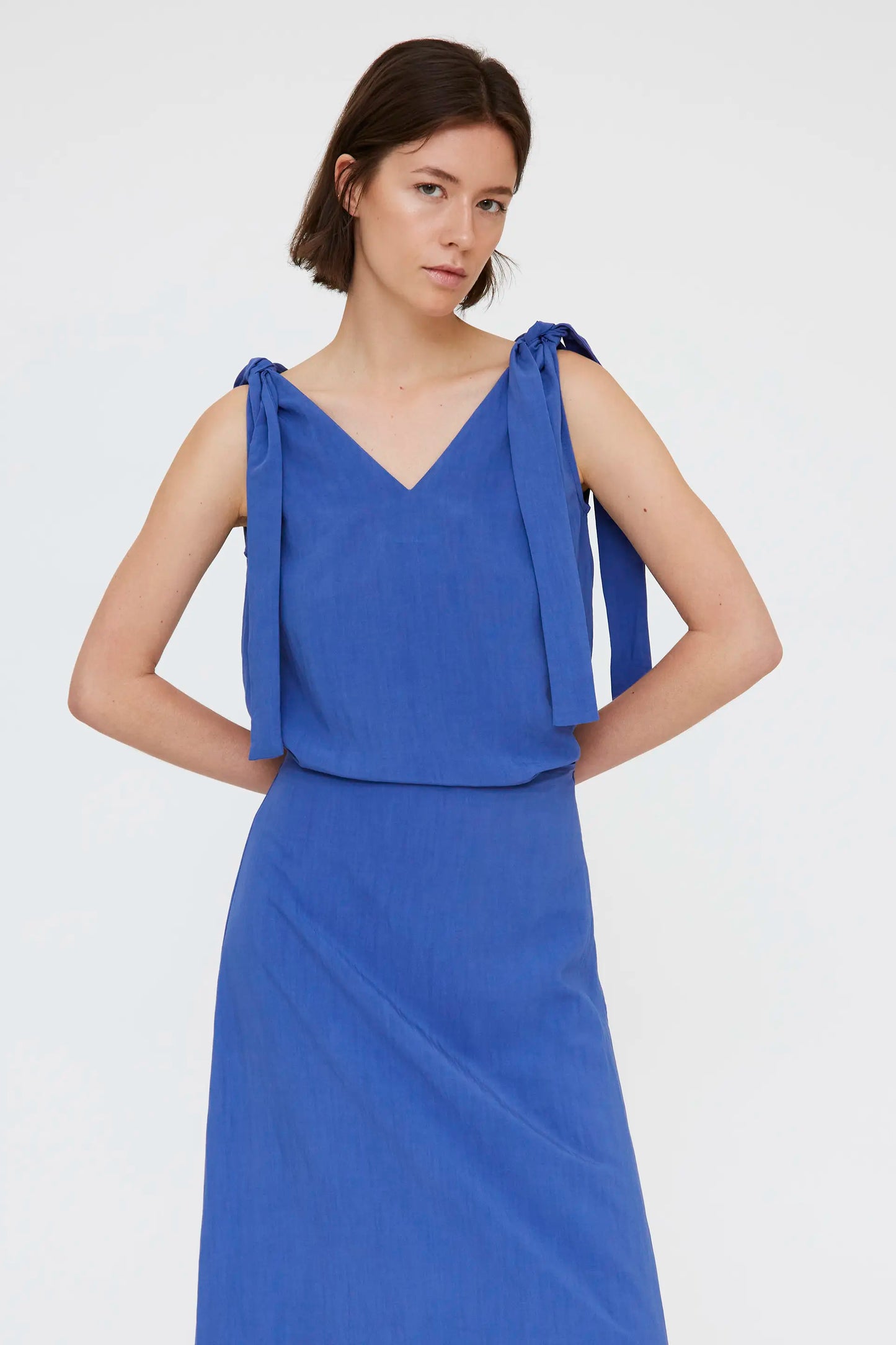 Top blu asimmetrico con scollo a V