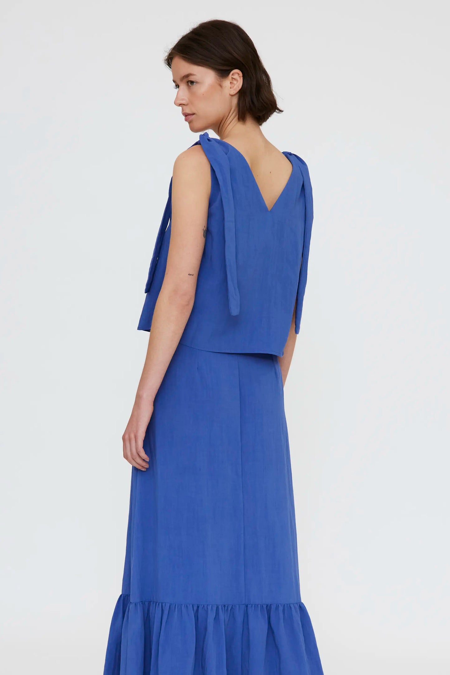 Top blu asimmetrico con scollo a V