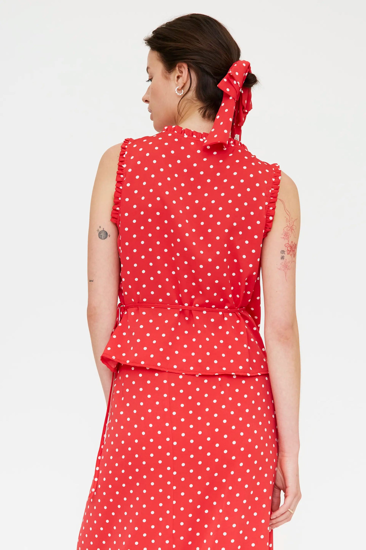 Top con stampa a mini pois rossi