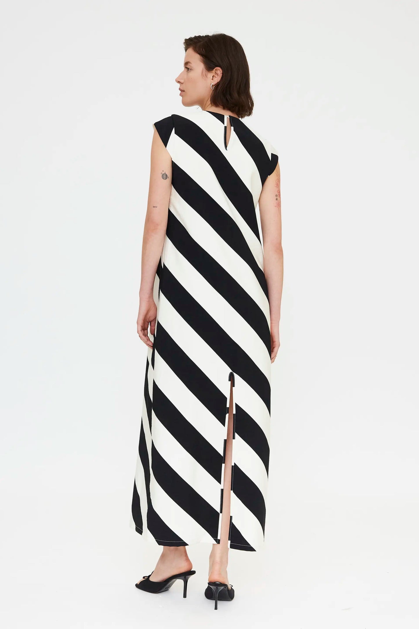 Vestido largo con estampado de rayas diagonales negro y blanco