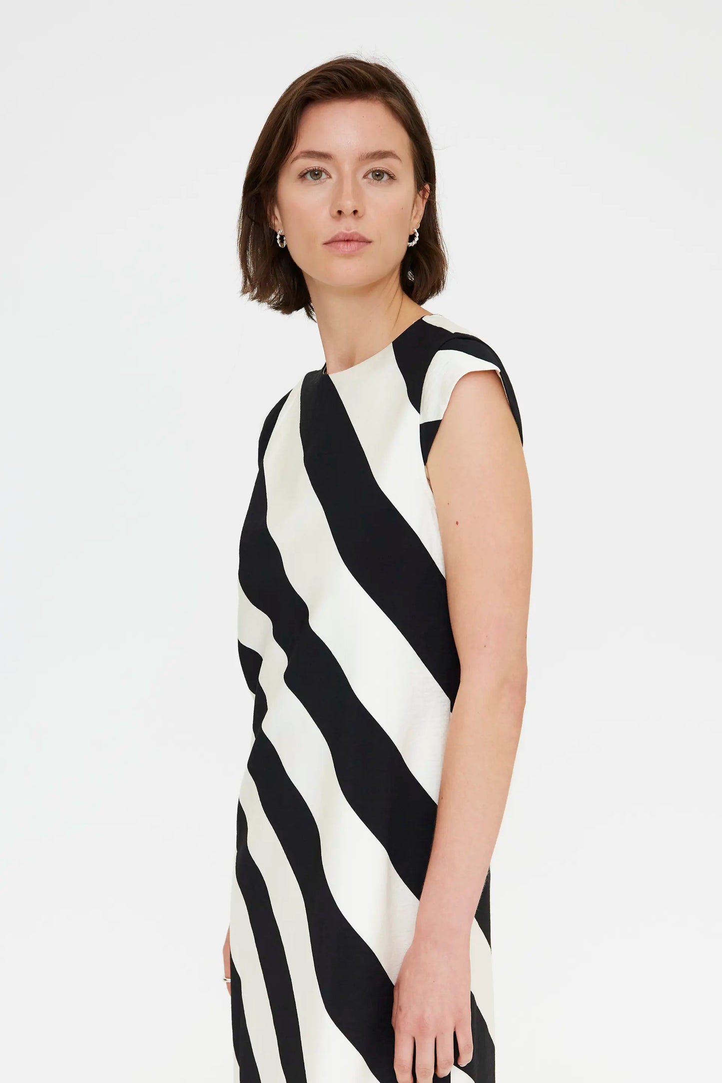 Vestido largo con estampado de rayas diagonales negro y blanco