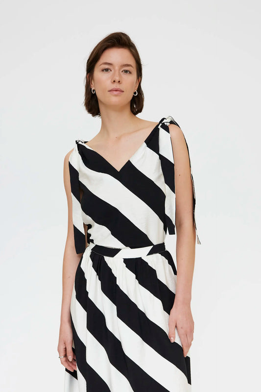 Top con estampado de rayas diagonales negro y blanco